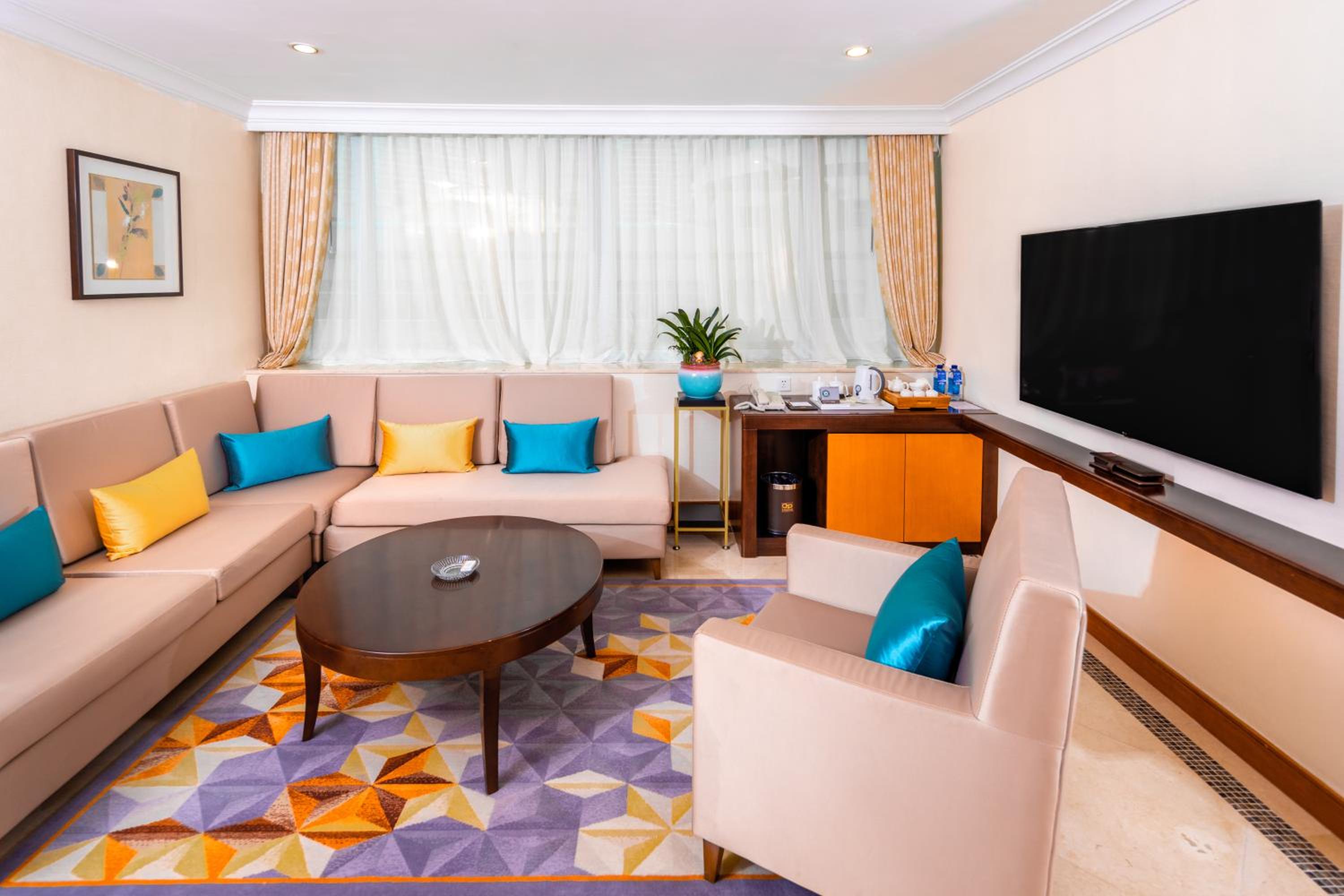 Deluxe King Suite - Photo 3