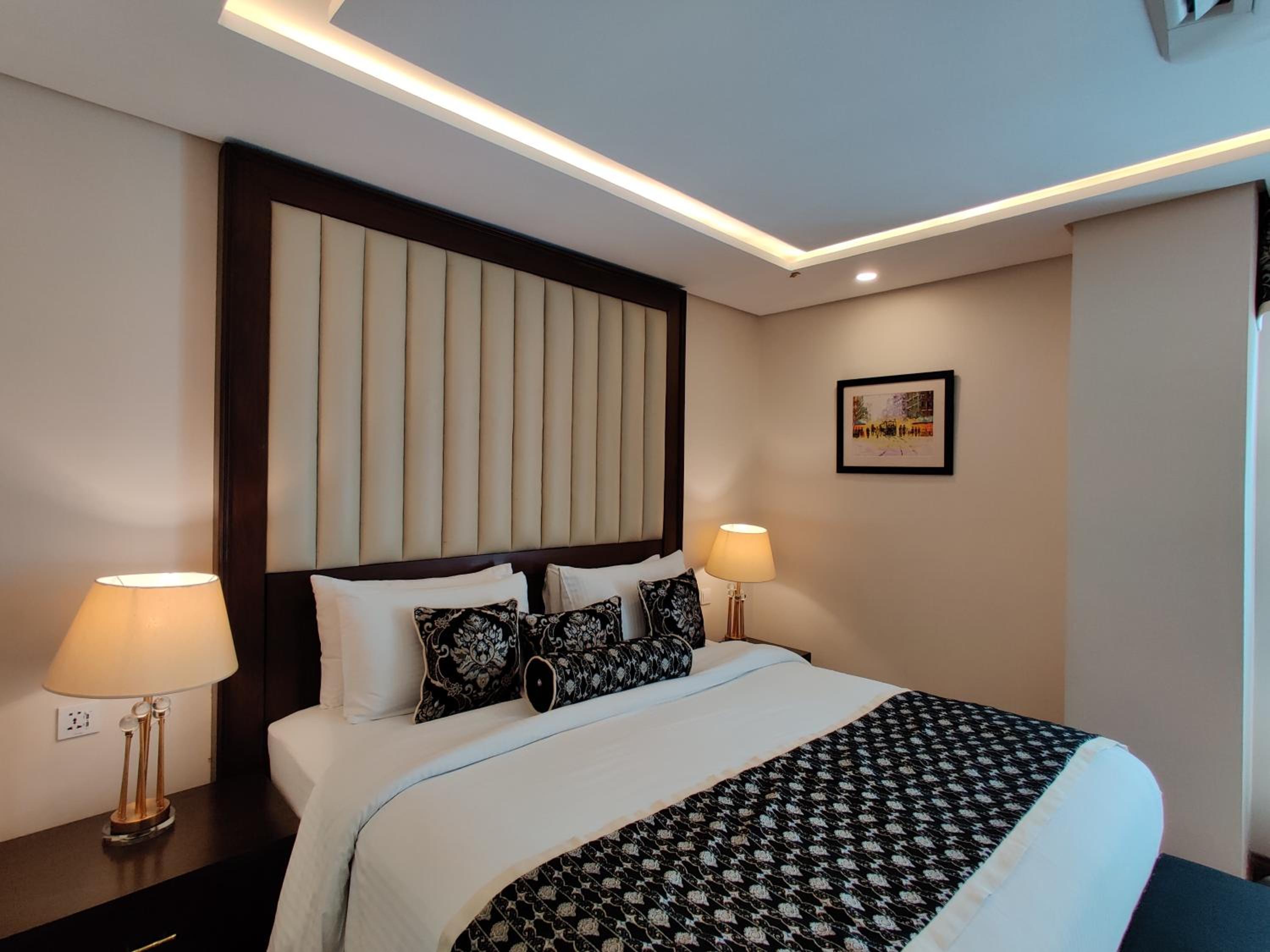 Royal Suite - Non-Smoking - Photo 2