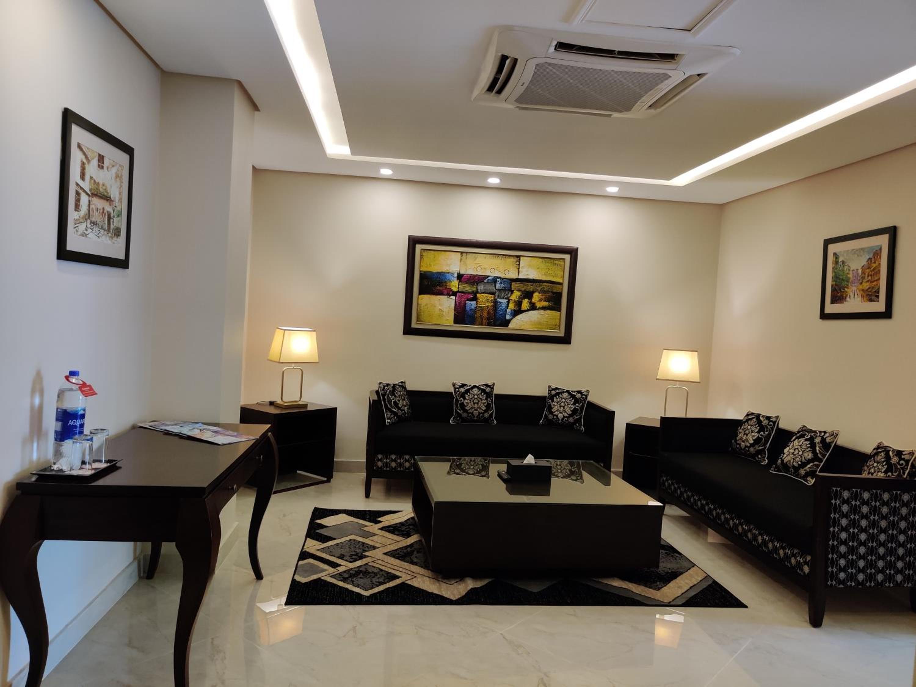 Royal Suite - Non-Smoking - Photo 7