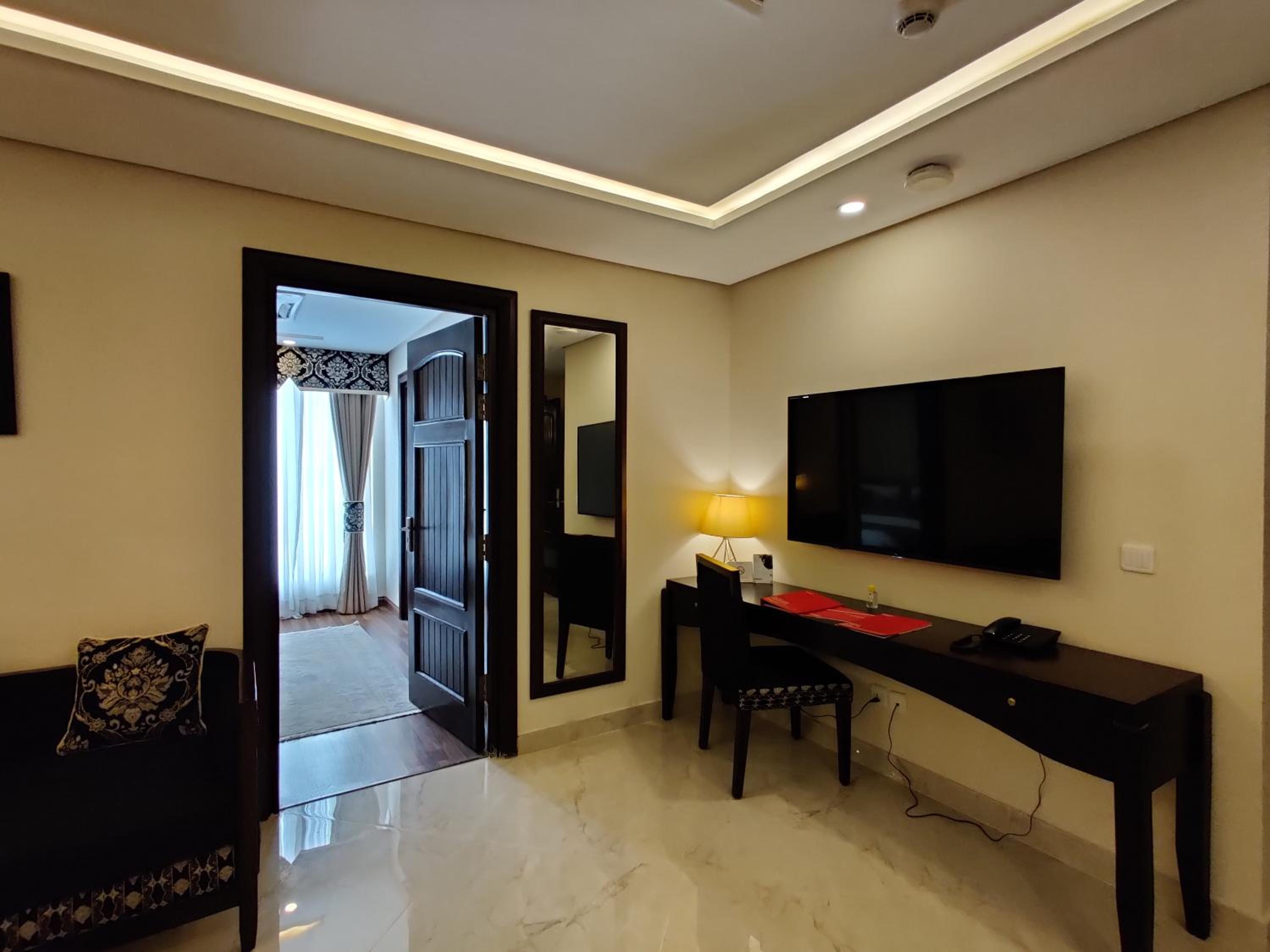 Royal Suite - Non-Smoking - Photo 8