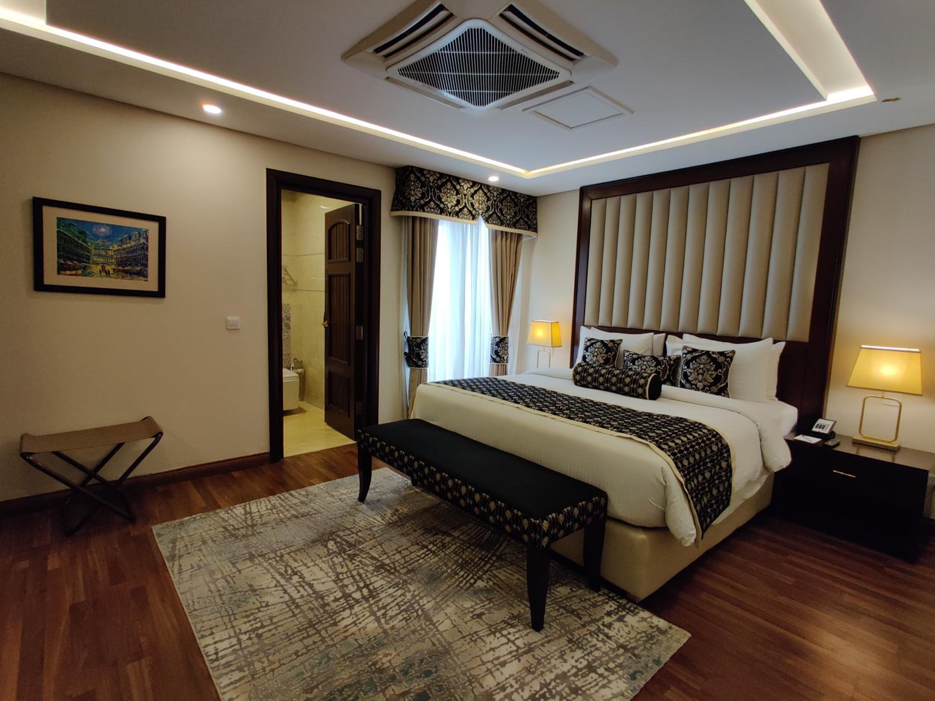 Royal Suite - Non-Smoking - Photo 3