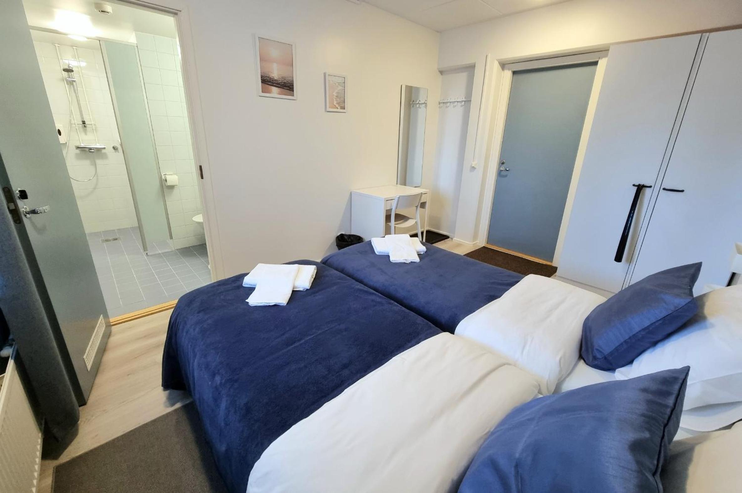 Twin Room - Photo 12
