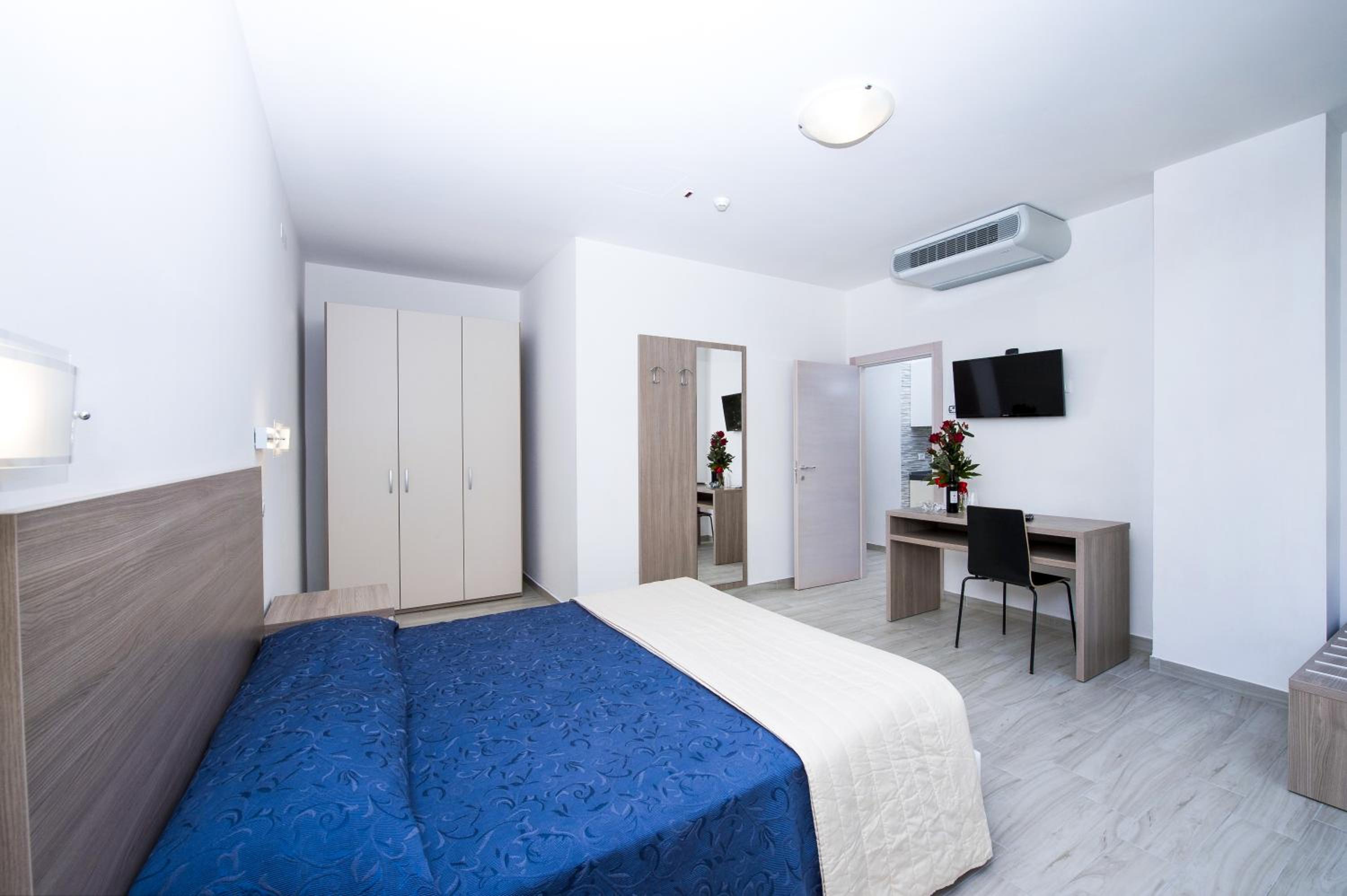 Double or Twin Room with Balcony - Photo 5