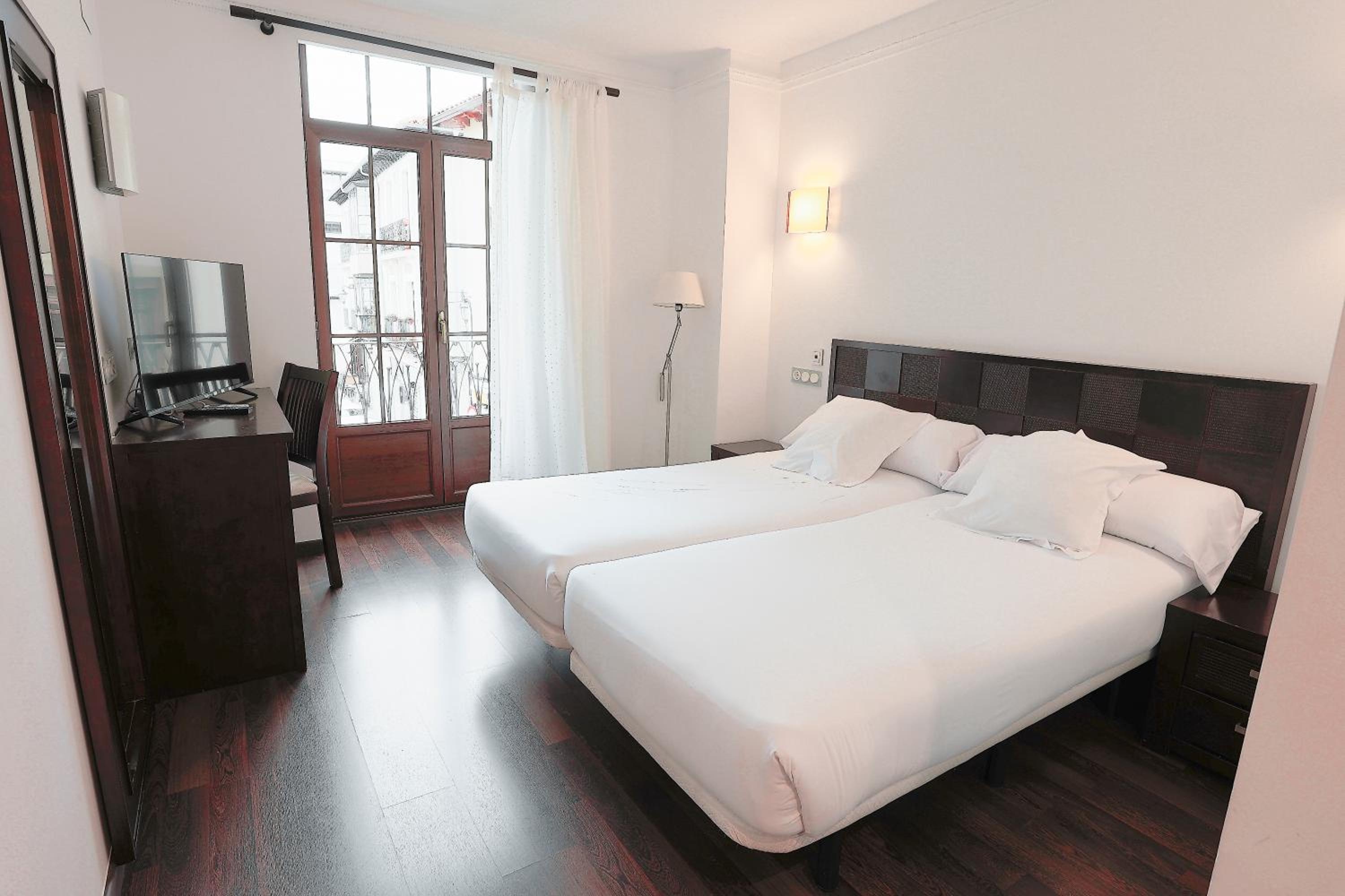 Standard Double Room - Photo 3