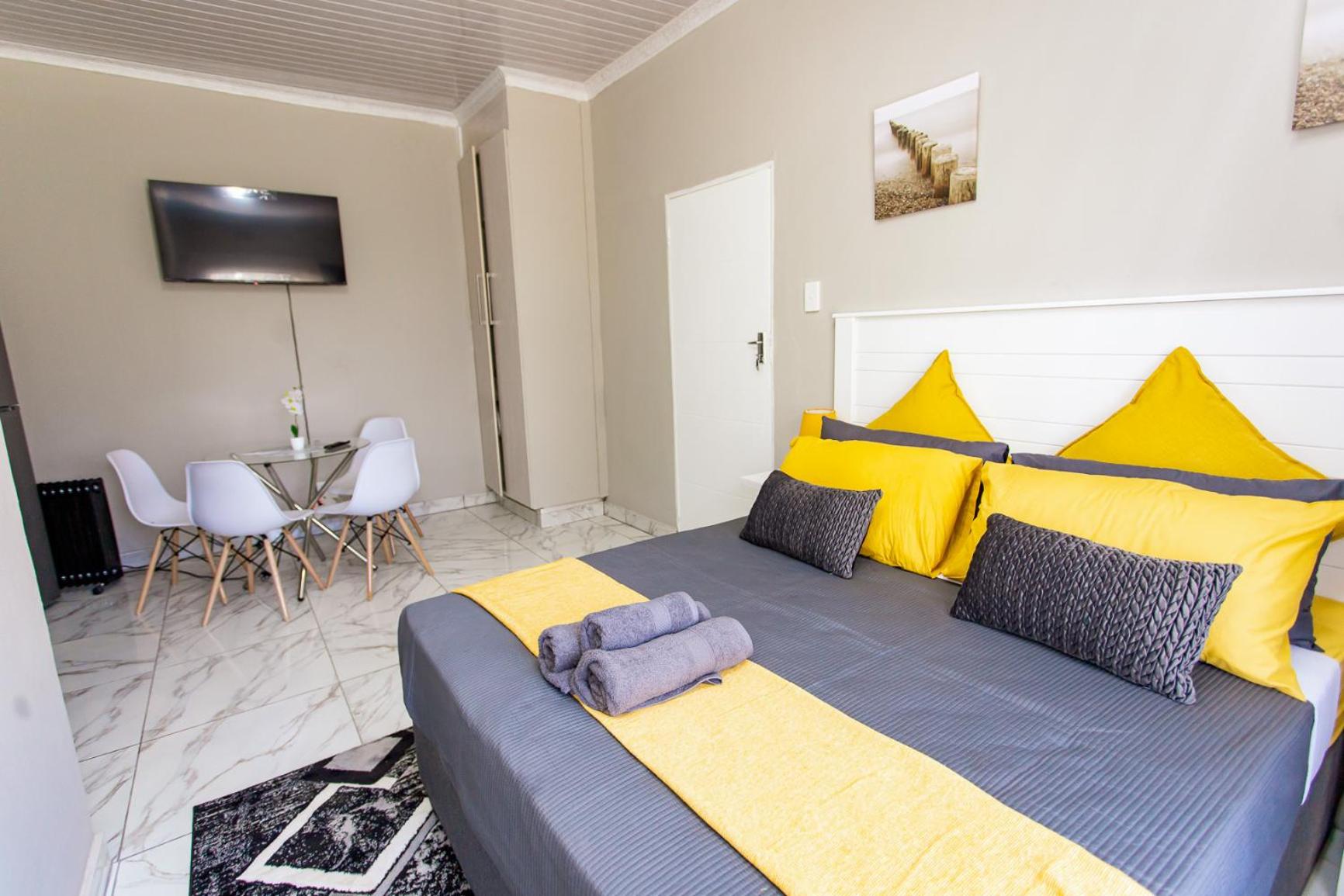 Deluxe Double Room (2 Adults + 1 Child) photo 2