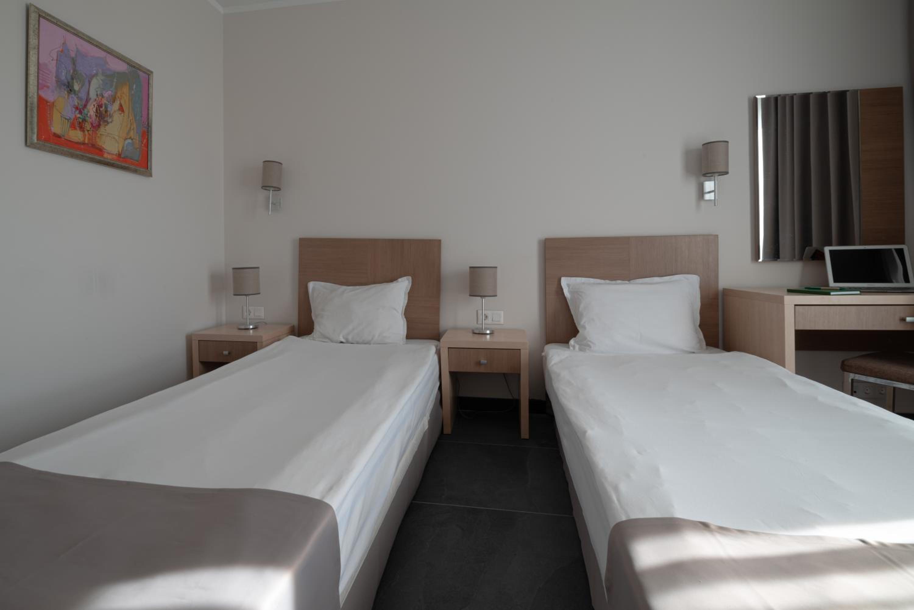 Standard Twin Room - Photo 4