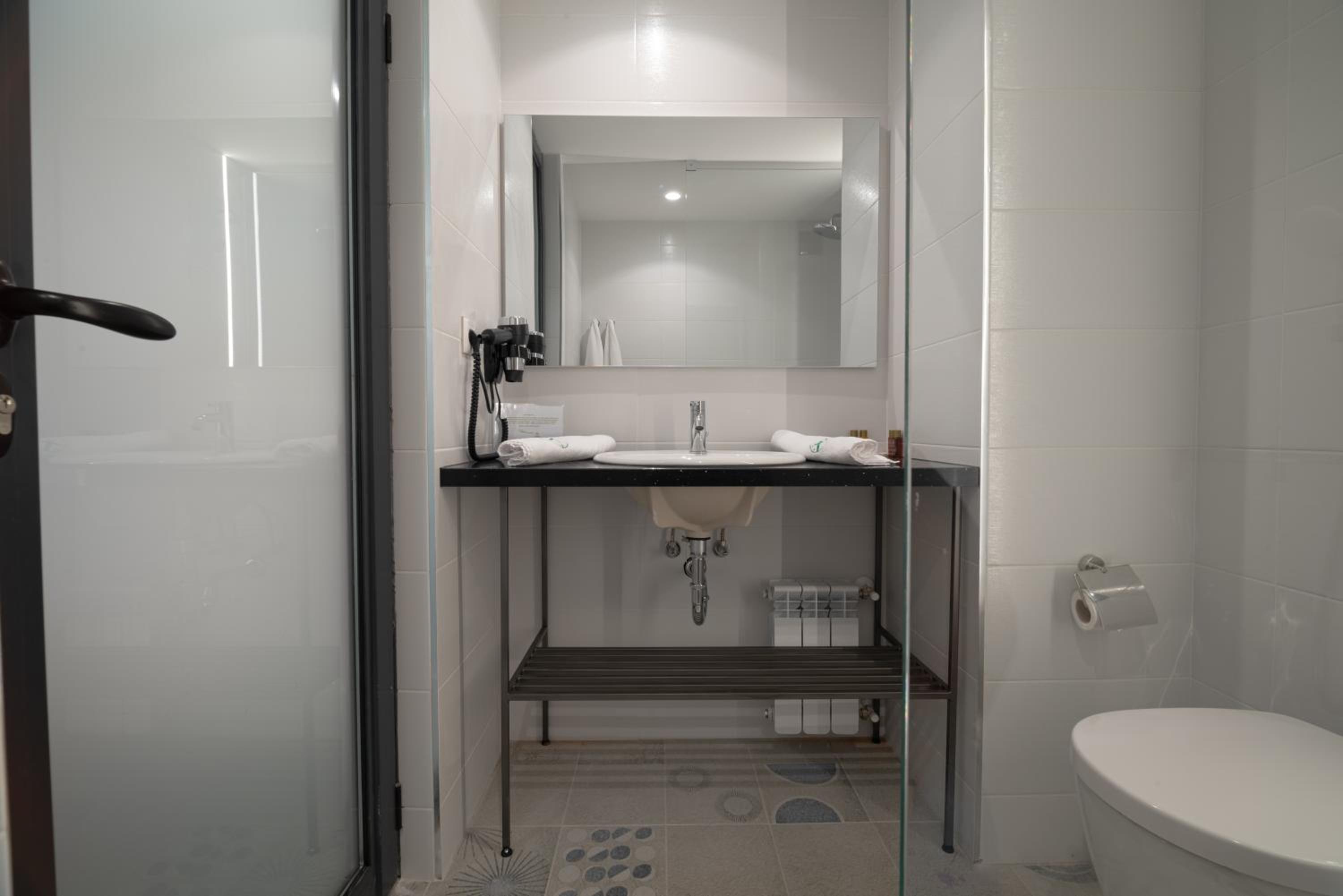 Standard Twin Room - Photo 6