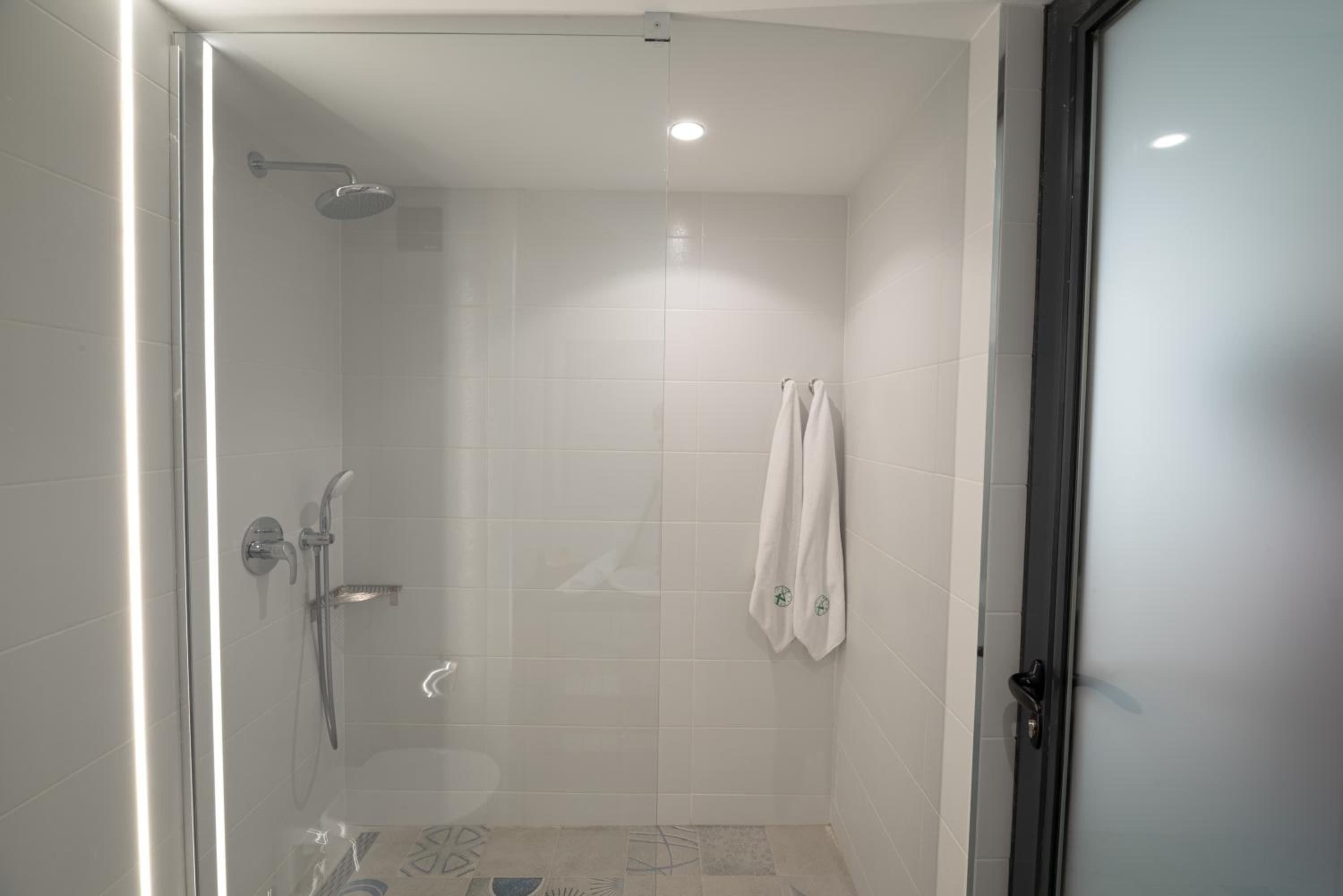 Standard Twin Room - Photo 2