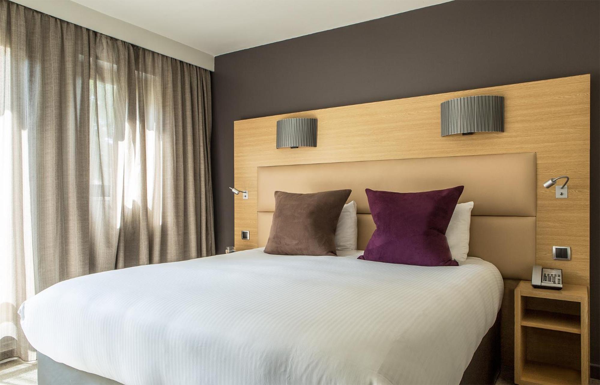 Superior Room with Pool View thumbnail 5