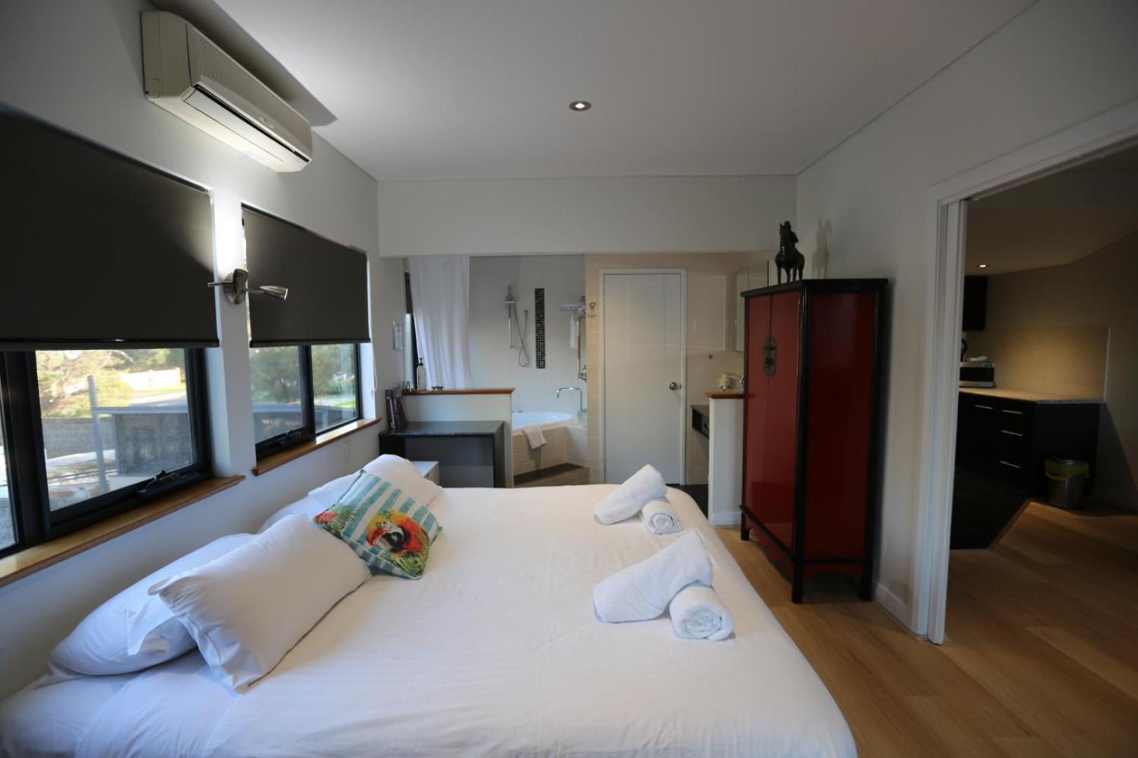 King Studio with Spa Bath and Kitchen/Dining/Living photo 1
