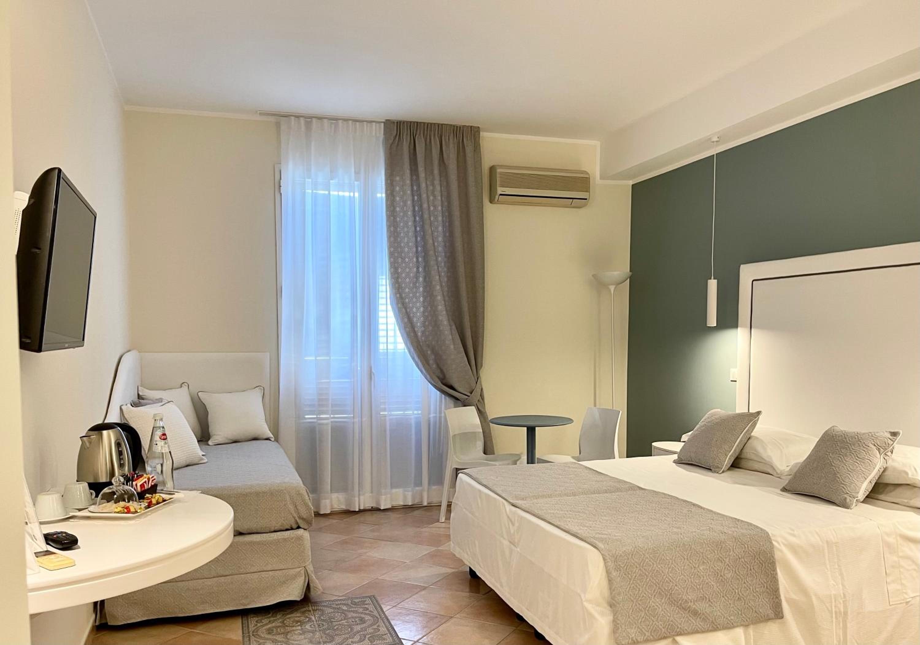 Standard Double or Twin Room - Photo 10