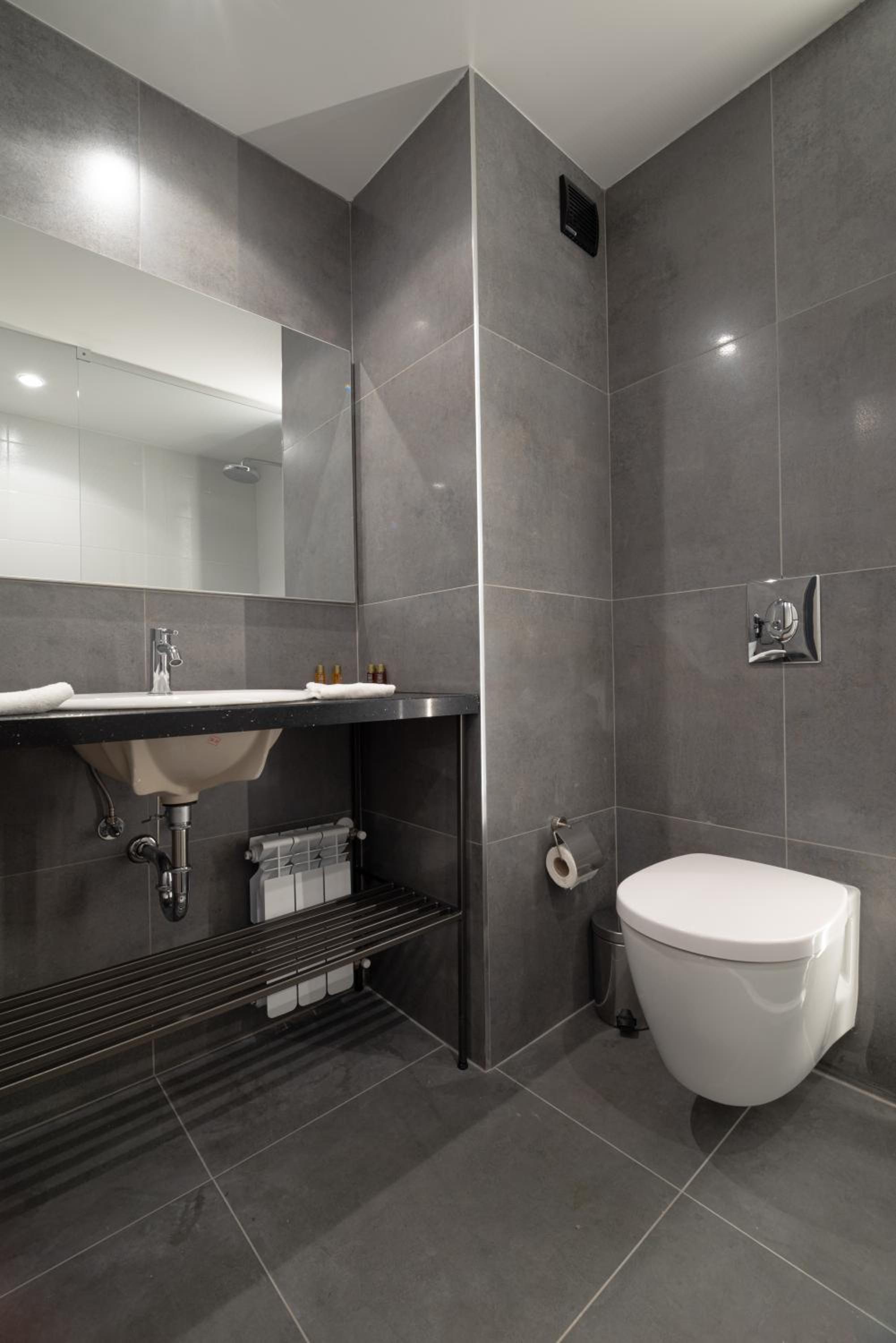 Standard Twin Room - Photo 10