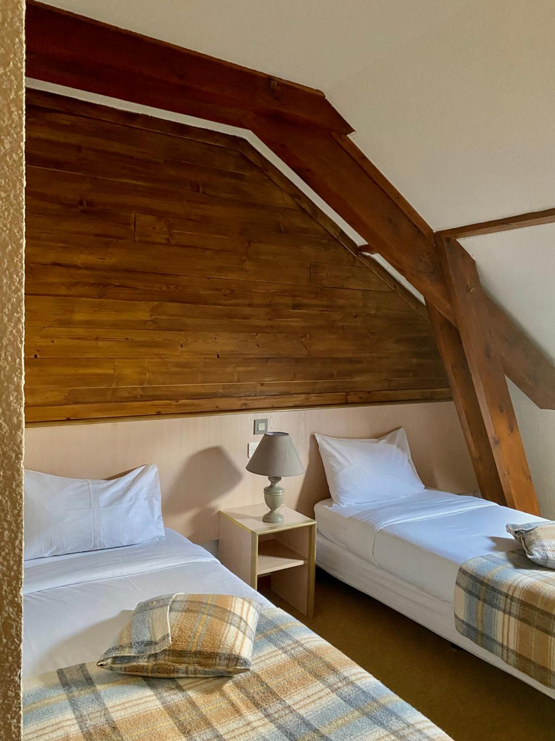 Standard Twin Room - Photo 2