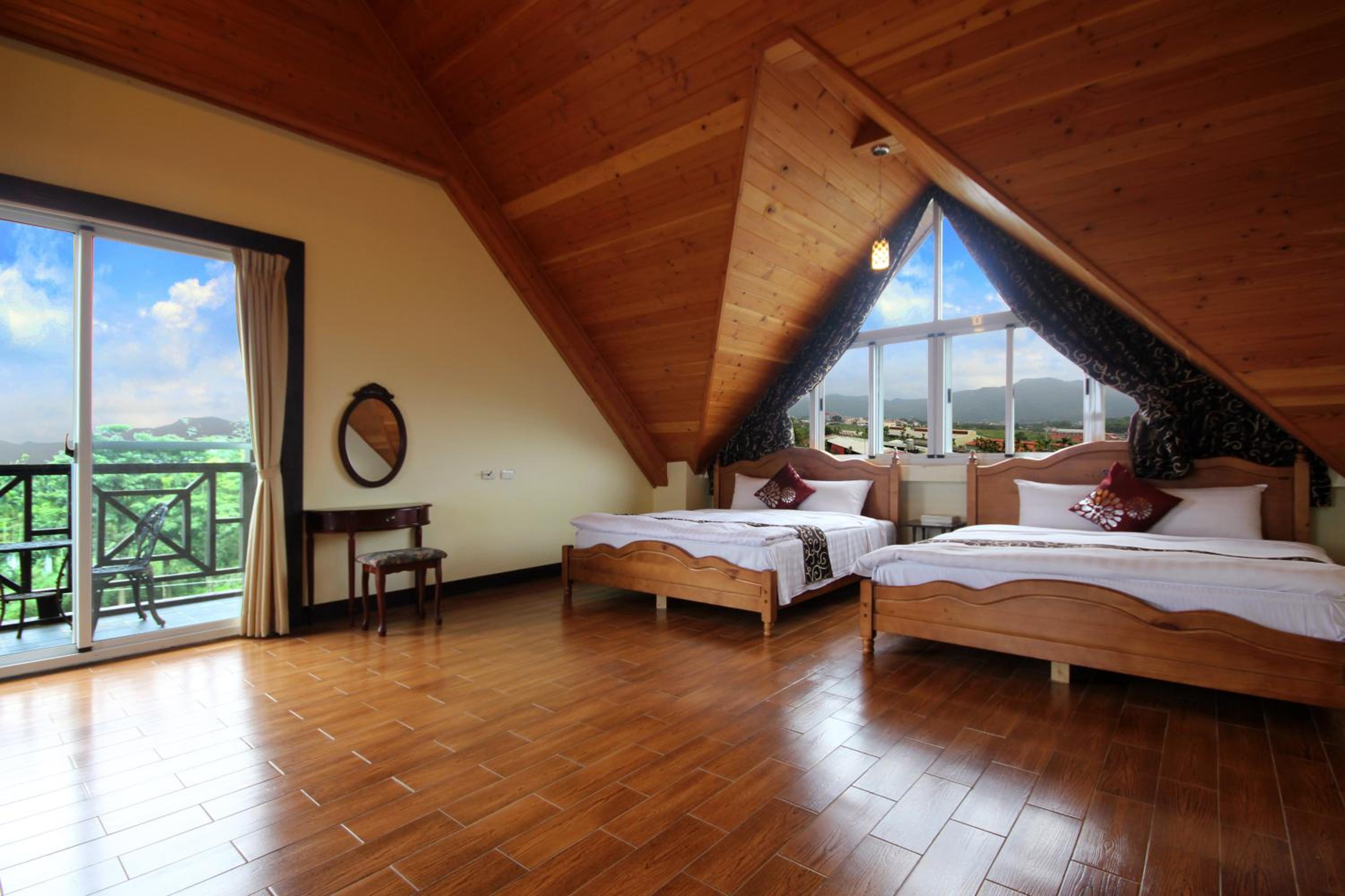 Deluxe Queen Room with Two Queen Beds photo 2