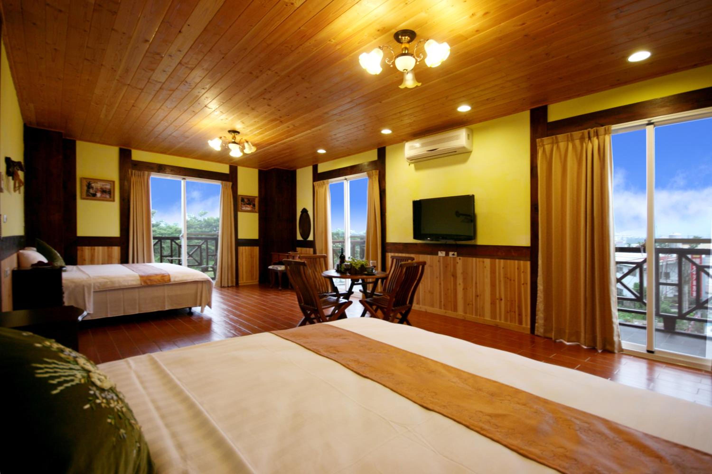Deluxe Queen Room with Two Queen Beds photo 1