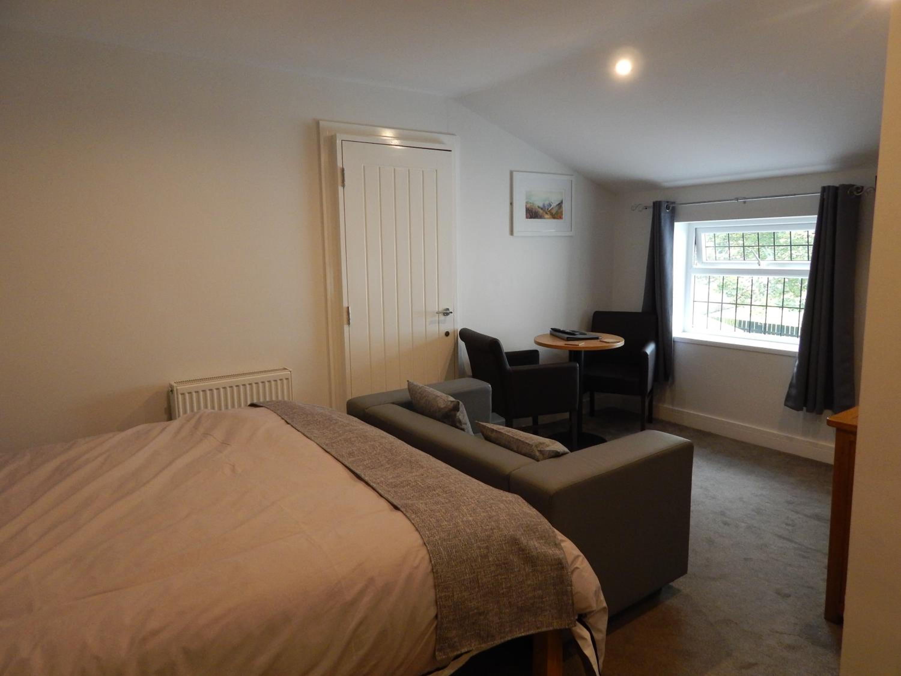 Deluxe King Room - Photo 11