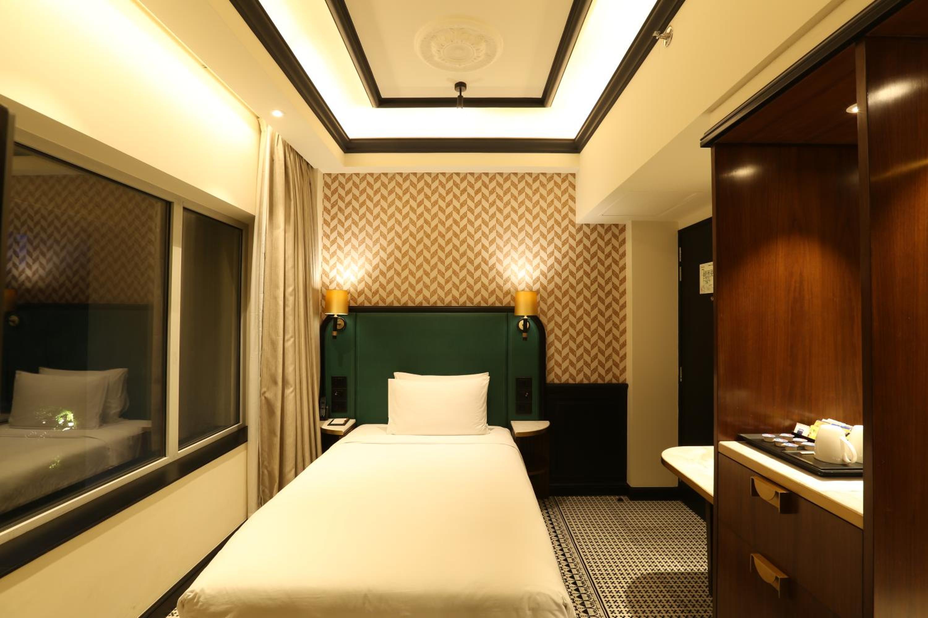 Superior Room, Queen Bed, 10% disc on food and soft beverage Happy hours (one plus one) from 17:30hrs to 19:30hrs (except 14th February)