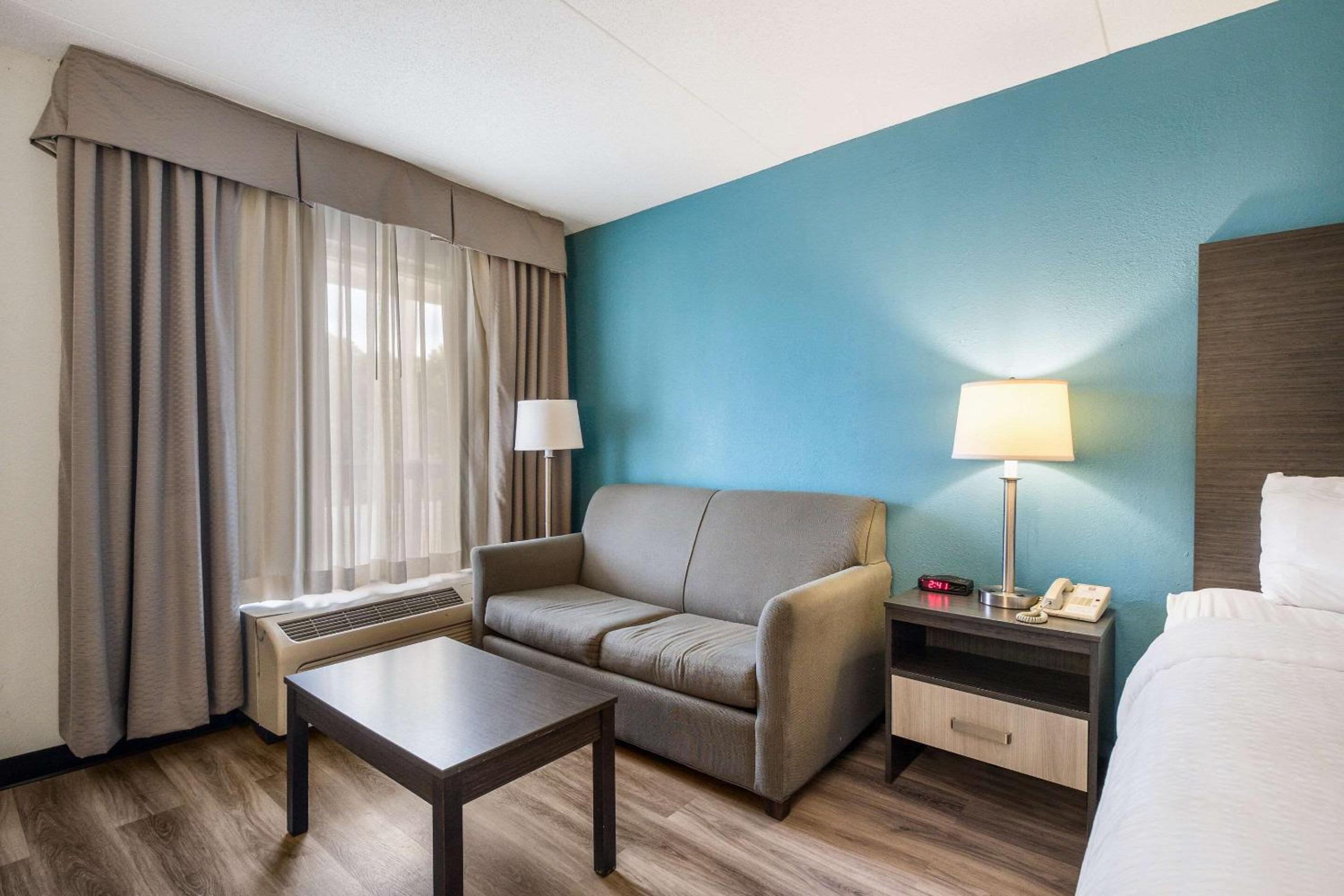 King Room with Sofa Bed - Non-Smoking - Photo 5