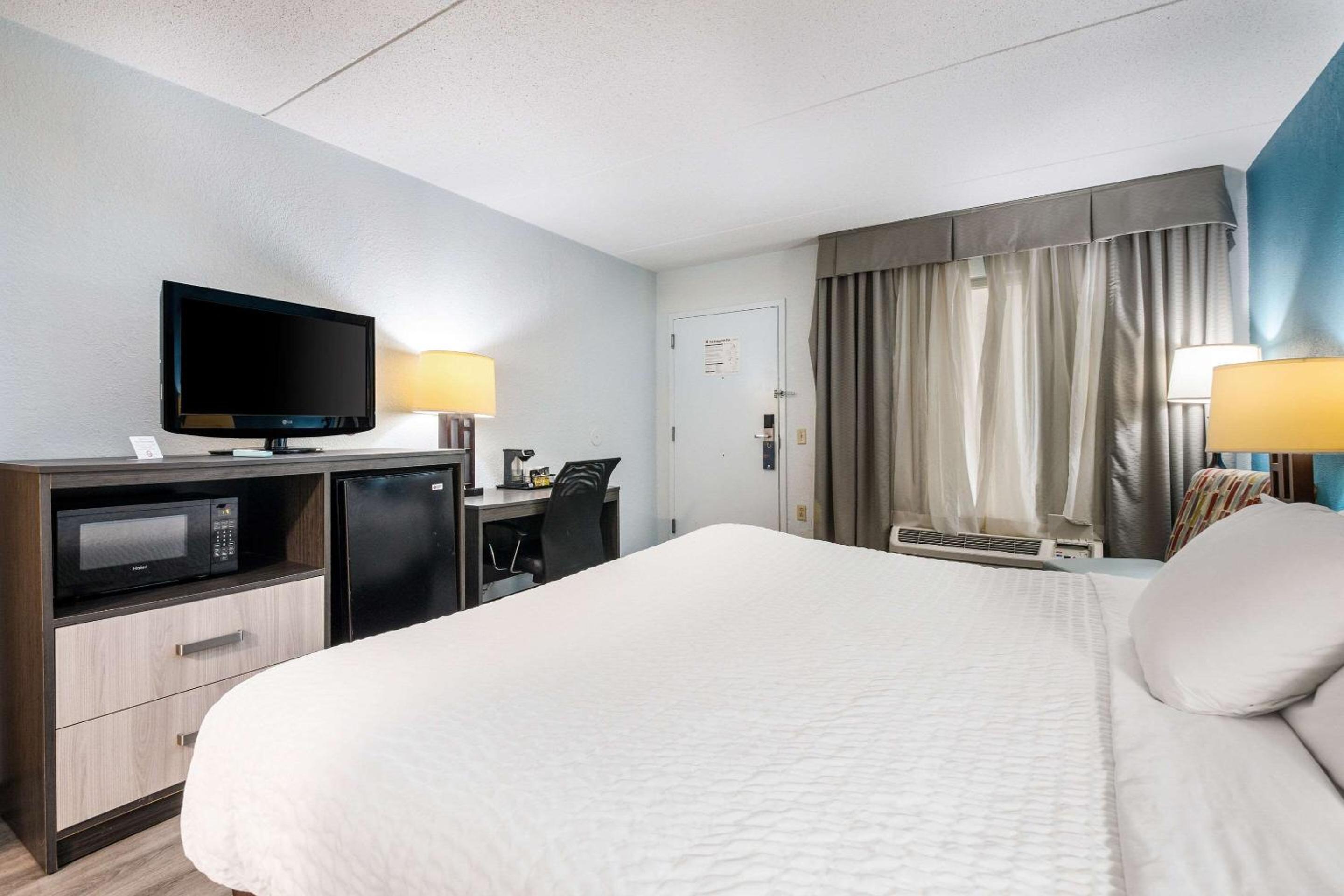 King Room - Accessible/Non-Smoking - Photo 2