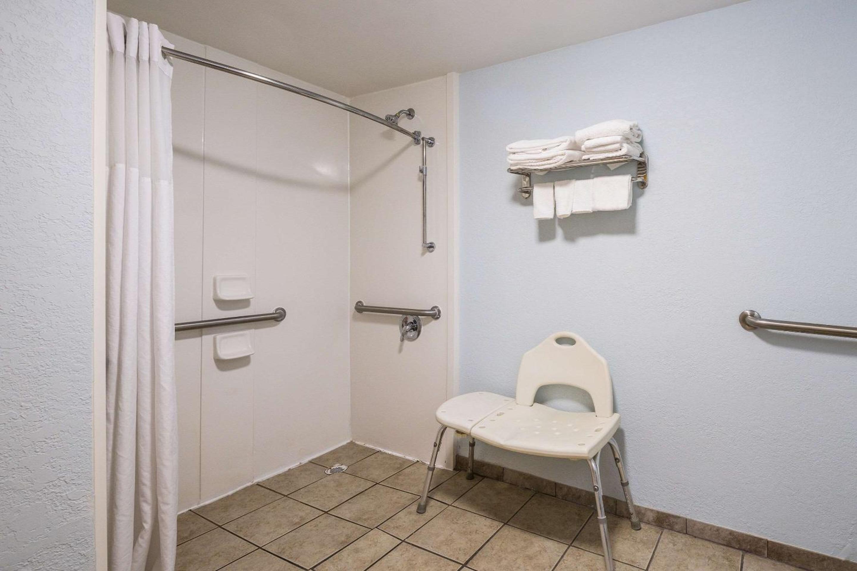 King Room - Accessible/Non-Smoking - Photo 4