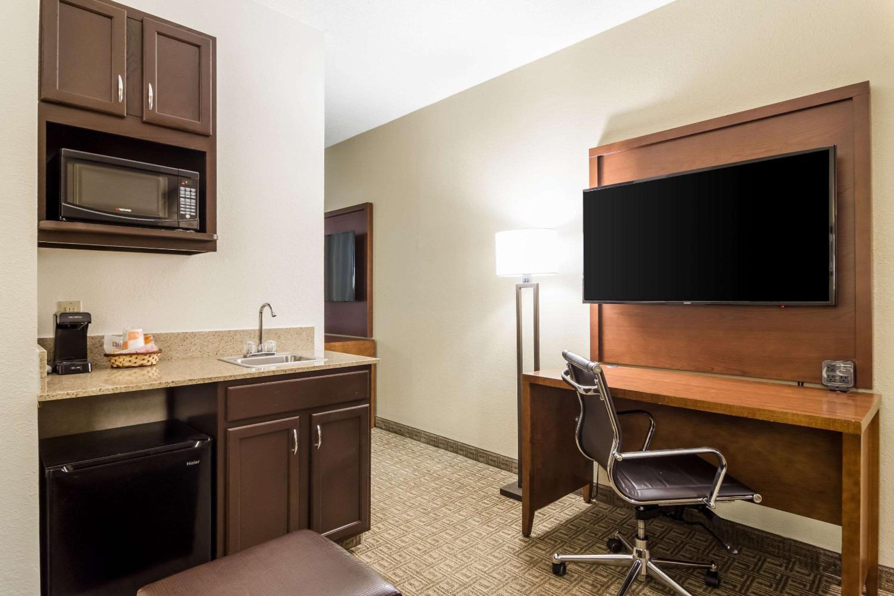 King Suite - Non-Smoking - Photo 5