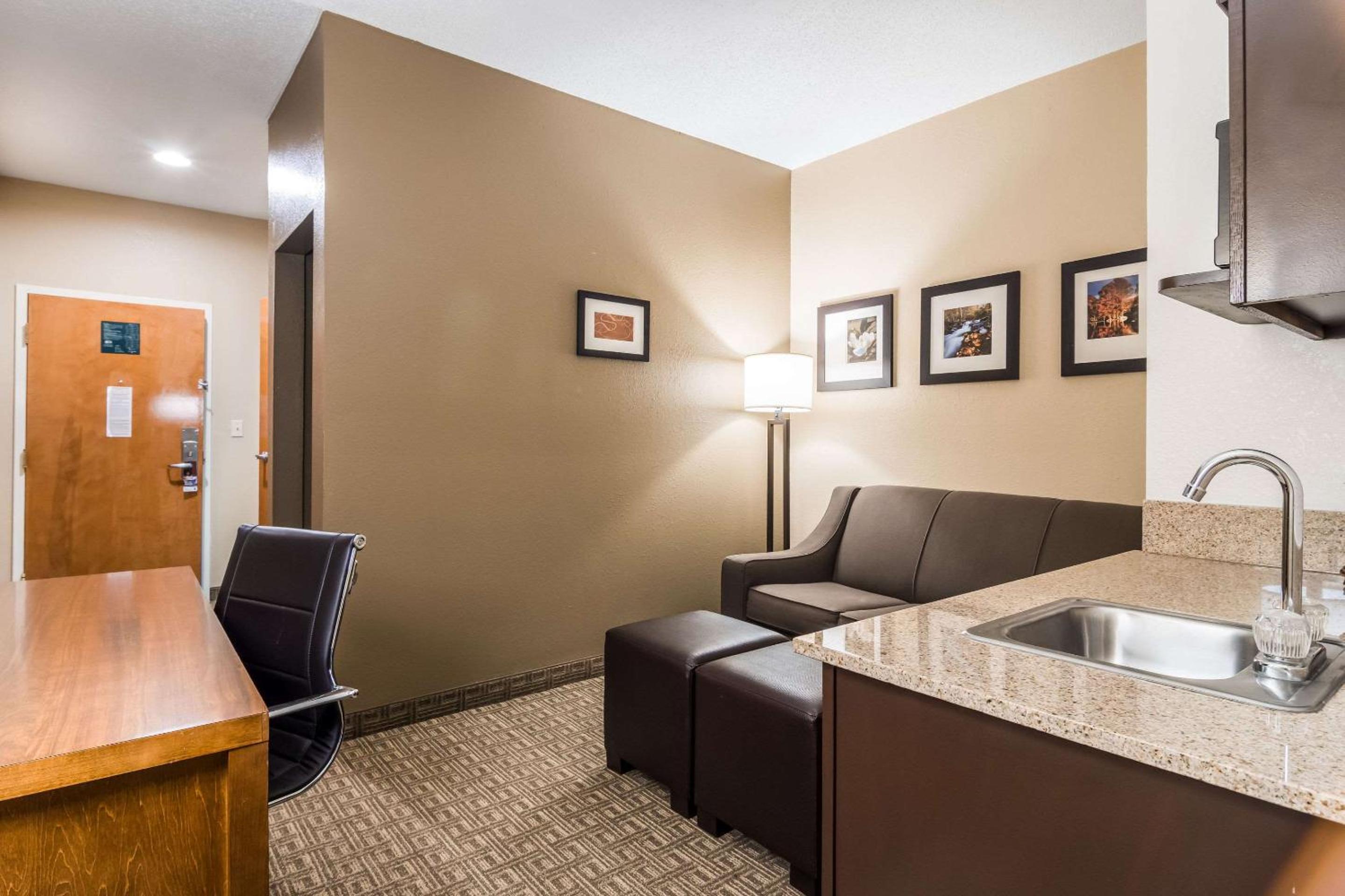 King Suite - Non-Smoking - Photo 7