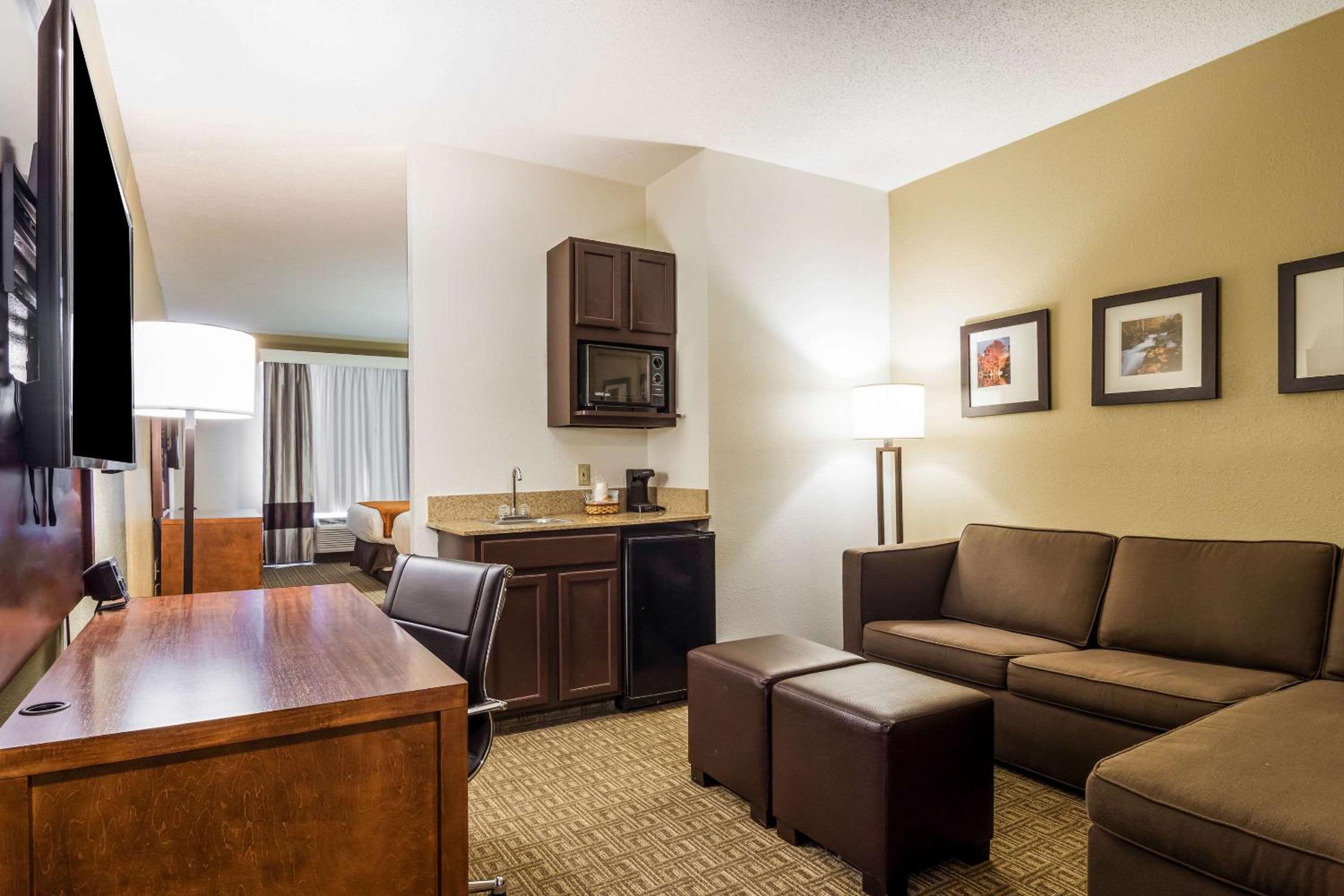 Queen Suite with Two Queen Beds - Non-Smoking - Photo 1