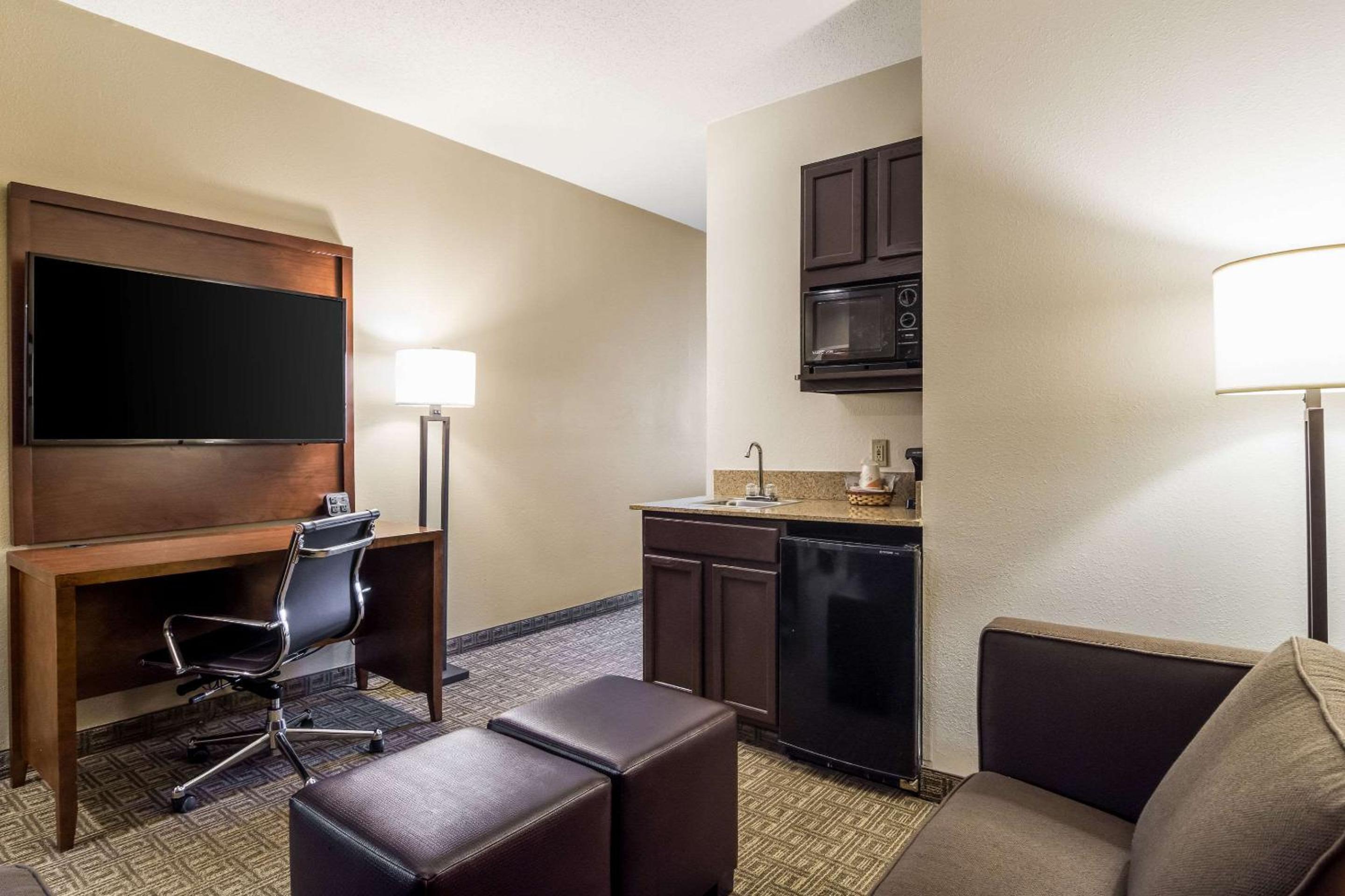 Queen Suite with Two Queen Beds - Non-Smoking - Photo 2