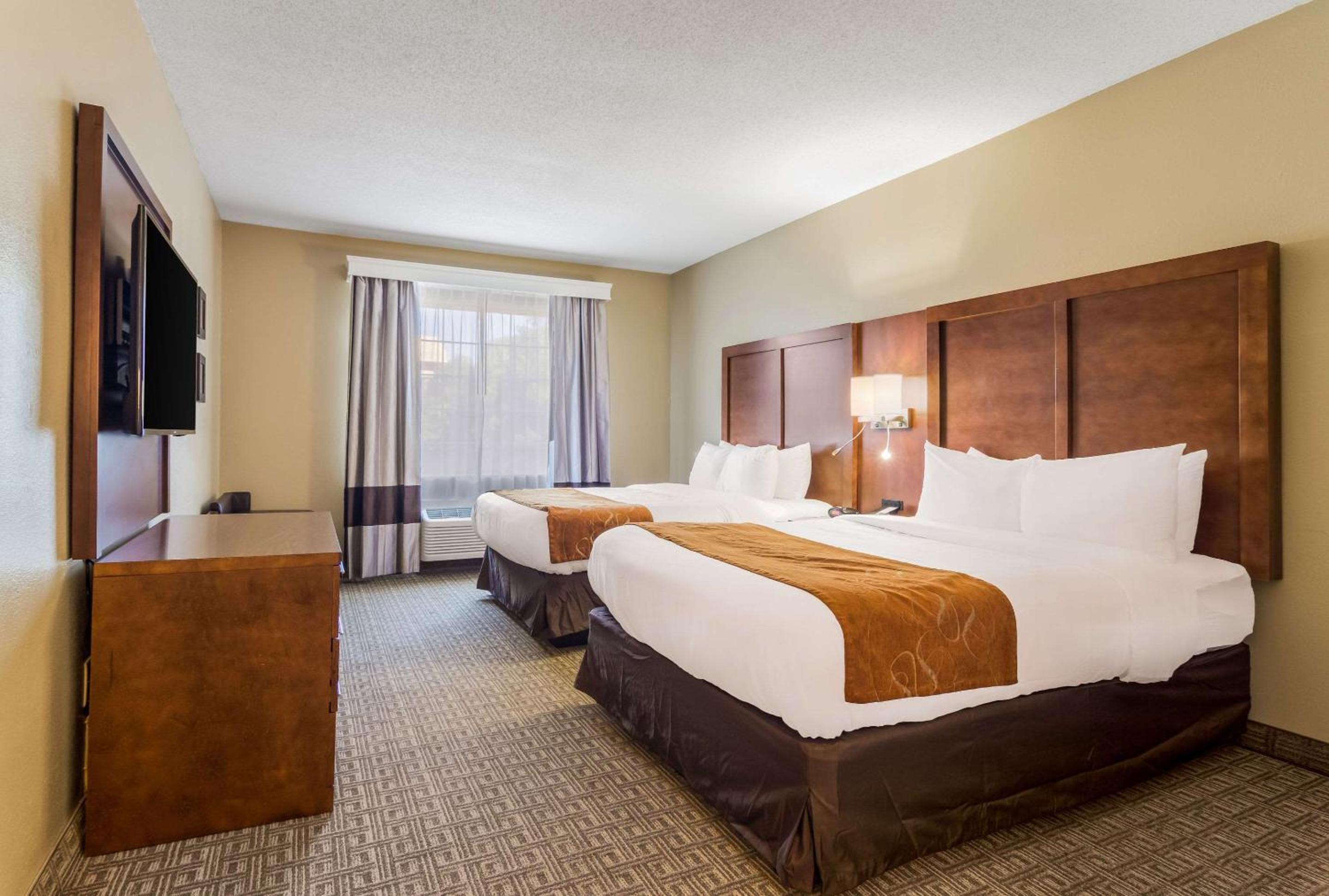 Queen Suite with Two Queen Beds - Non-Smoking - Photo 3