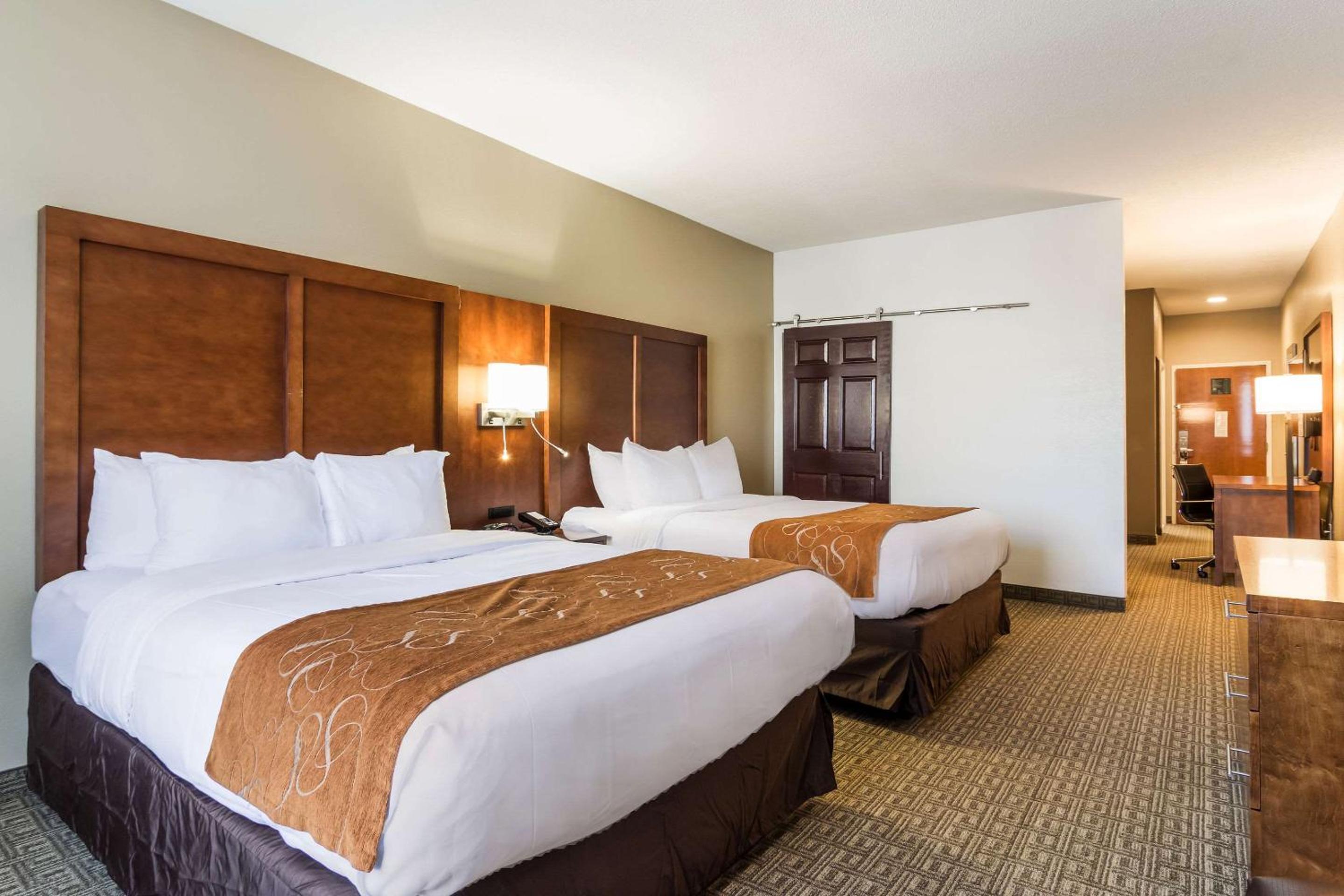 Queen Suite with Two Queen Beds - Non-Smoking - Photo 5