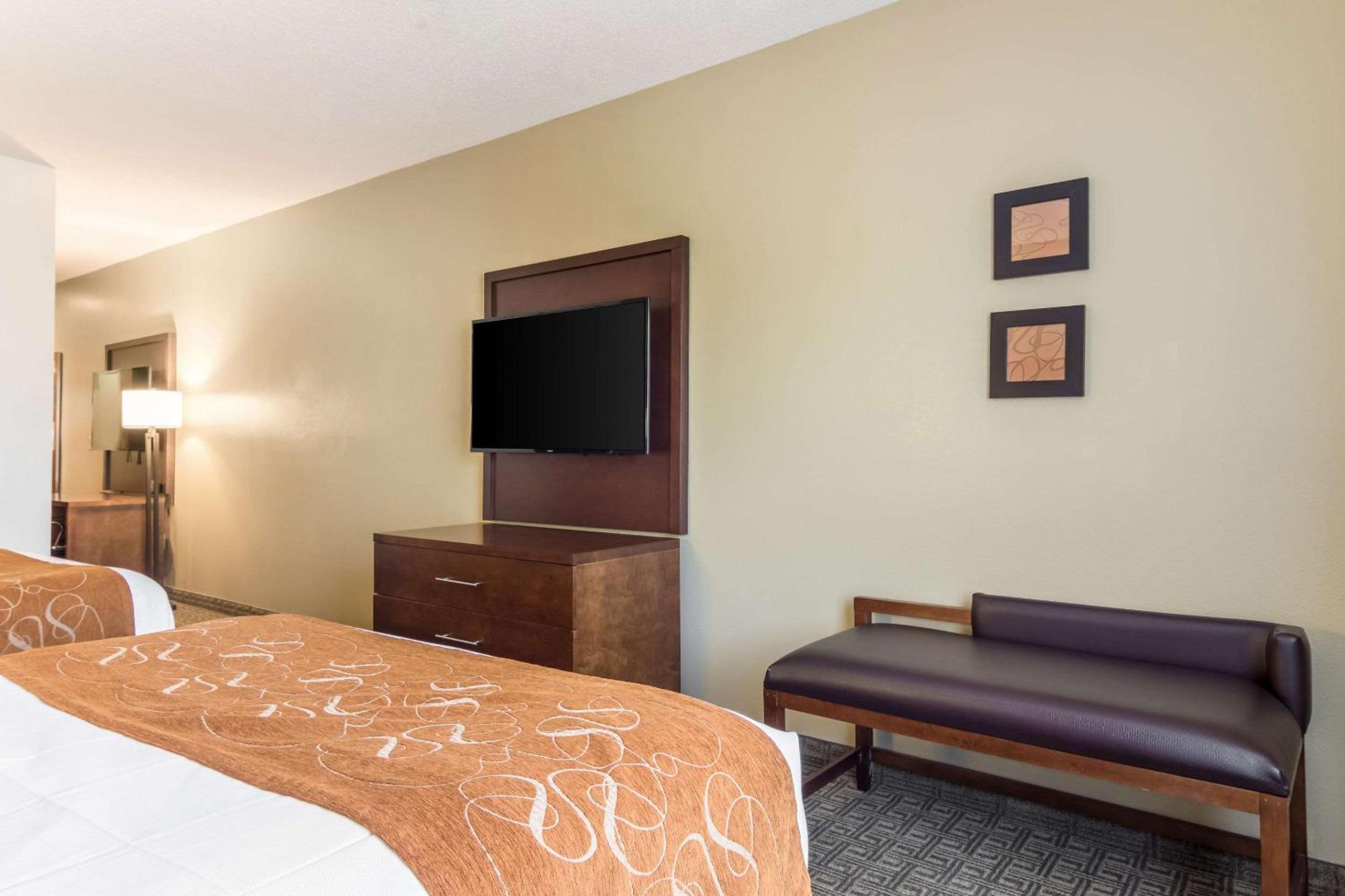 Queen Suite with Two Queen Beds - Non-Smoking - Photo 6