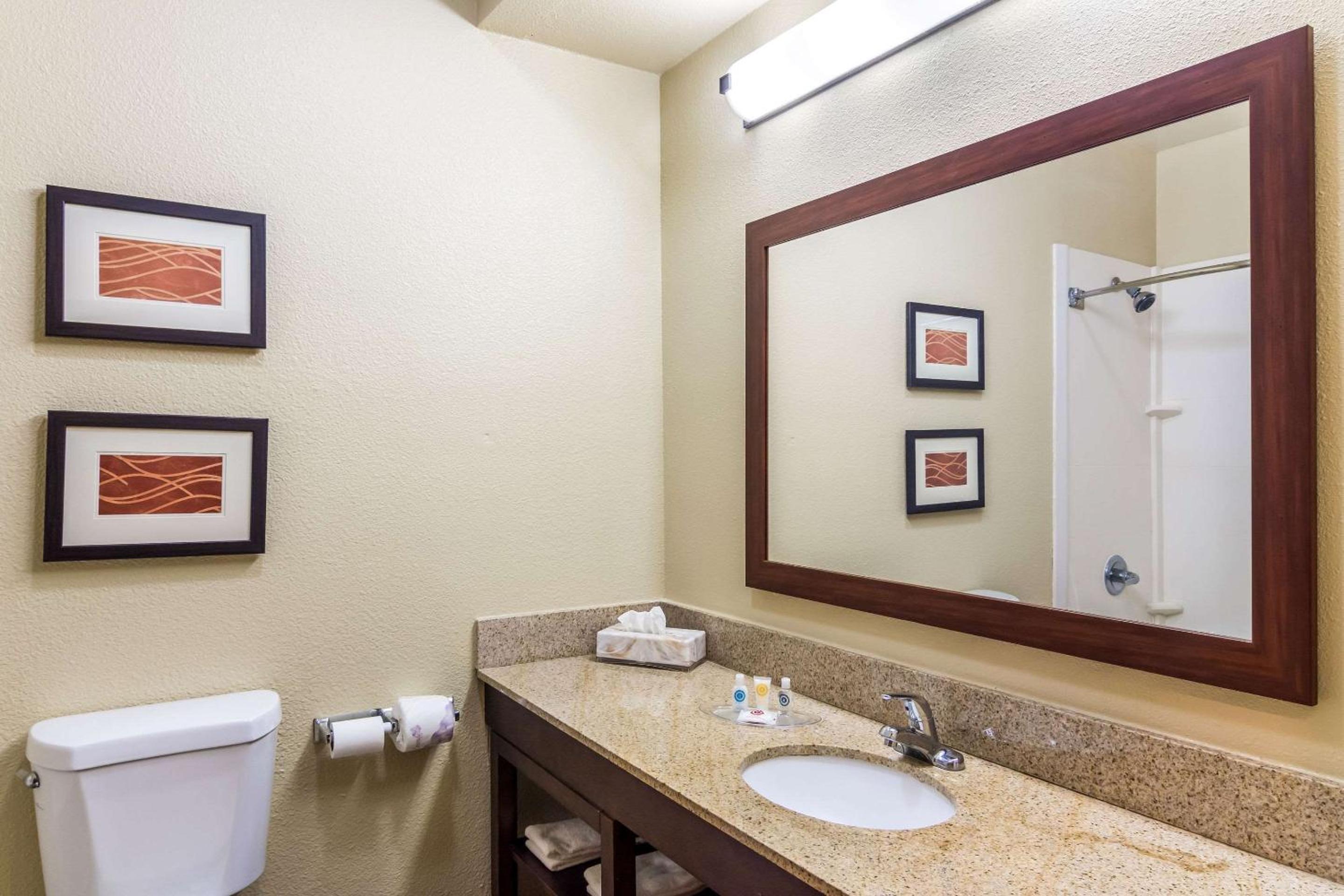 Queen Suite with Two Queen Beds - Non-Smoking - Photo 7