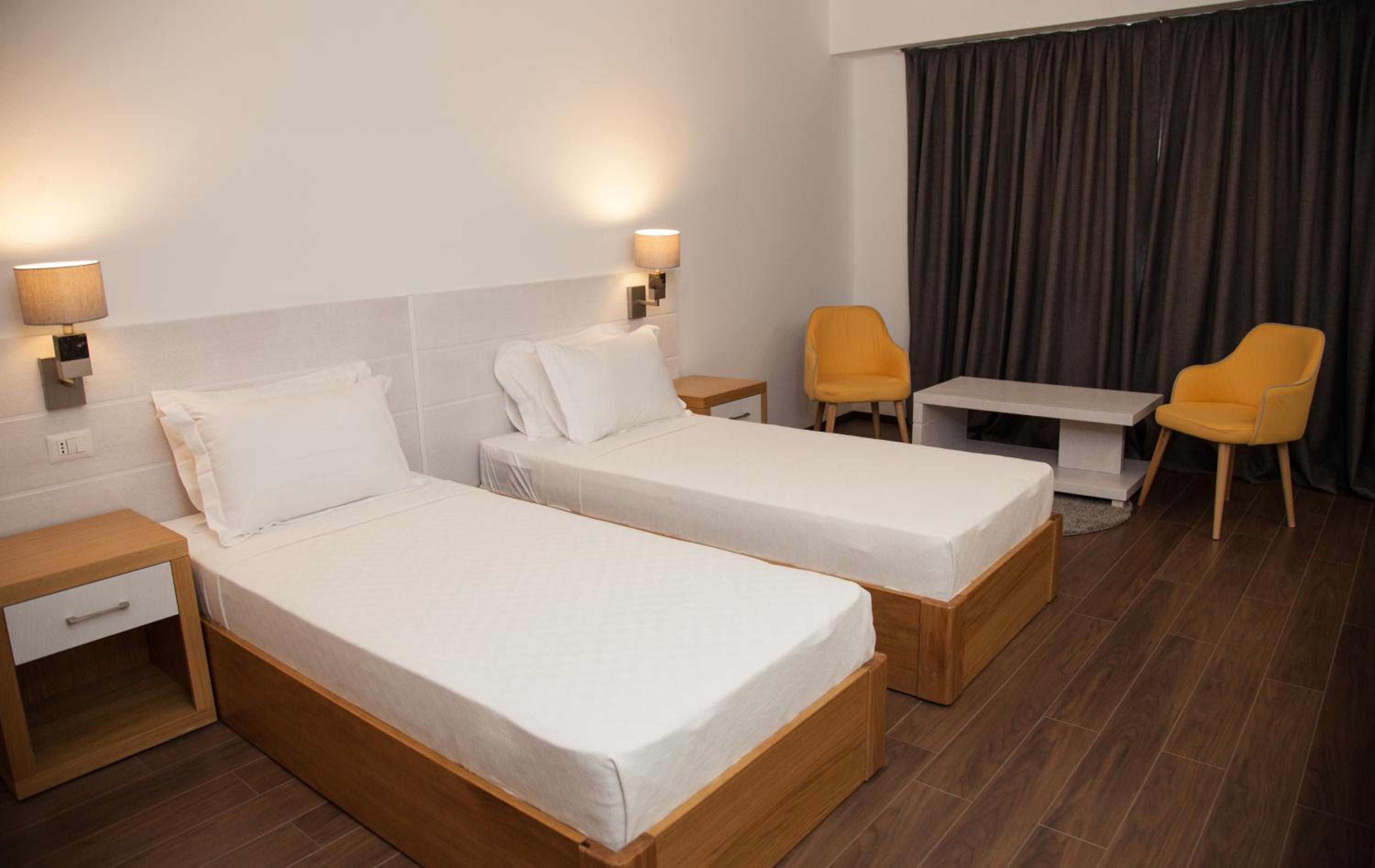 Standard Twin Room - Photo 2