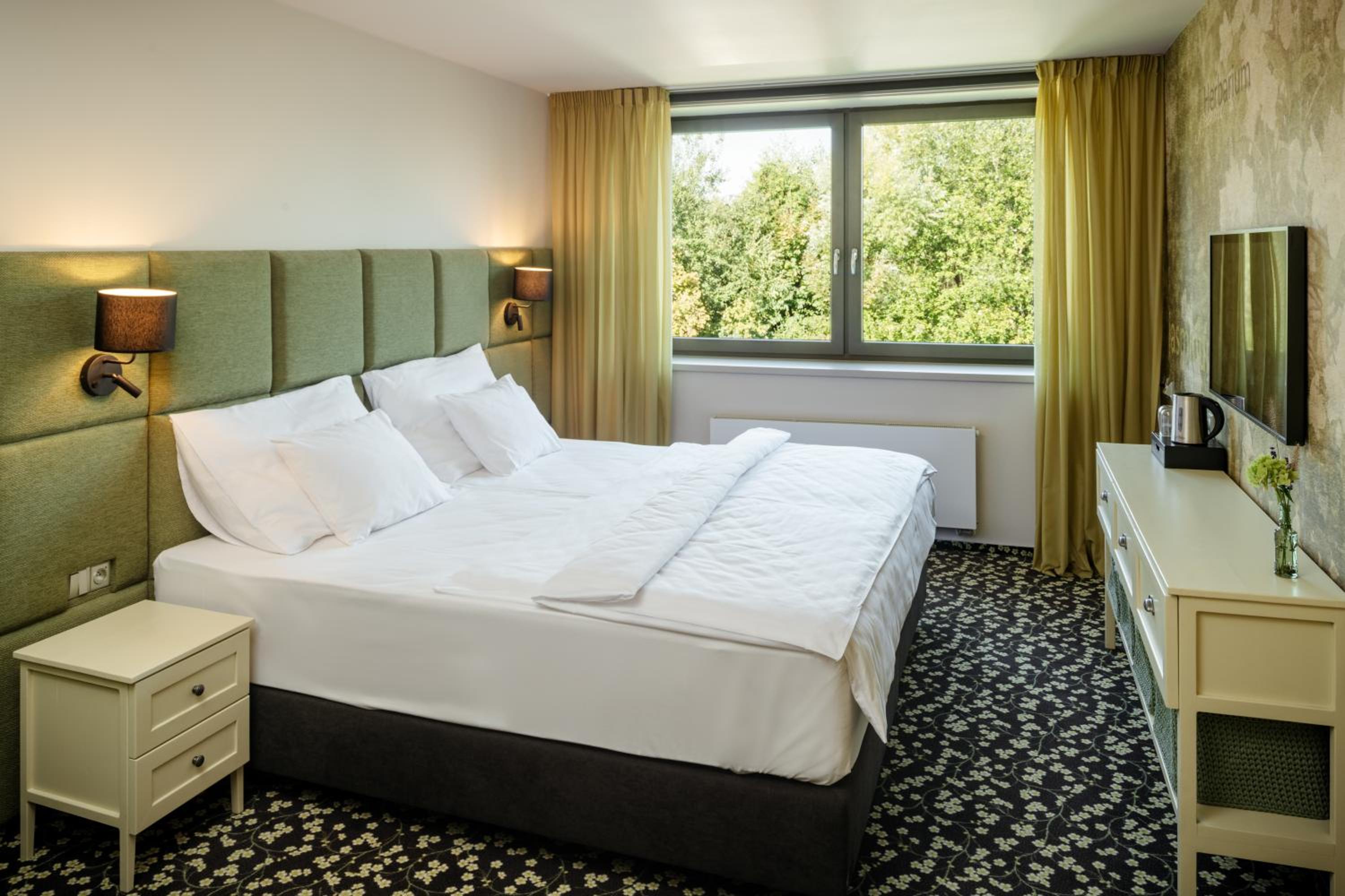 Deluxe Double Room (2 Adults + 1 Child) - Photo 1