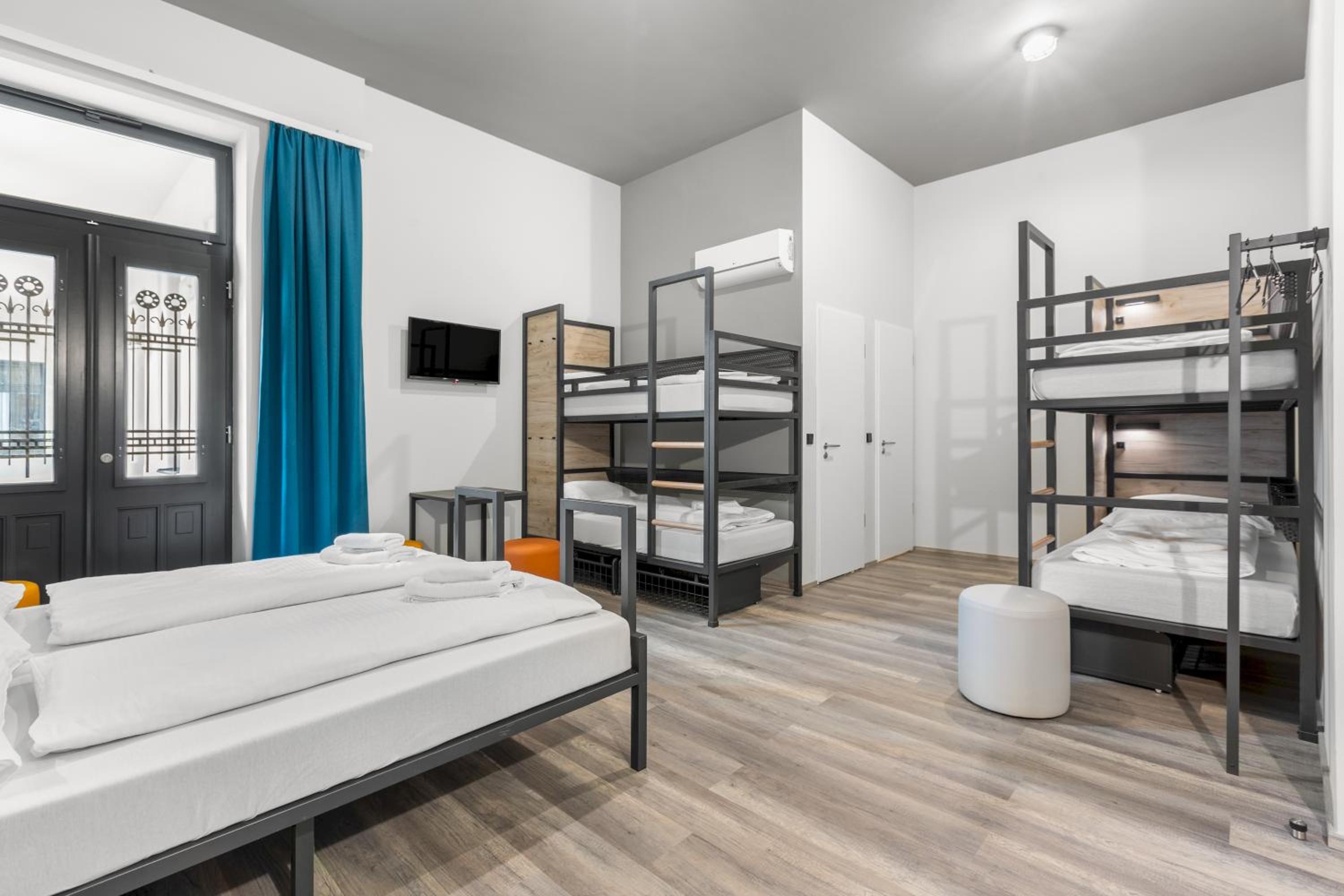 Six-Bed Room - Photo 7