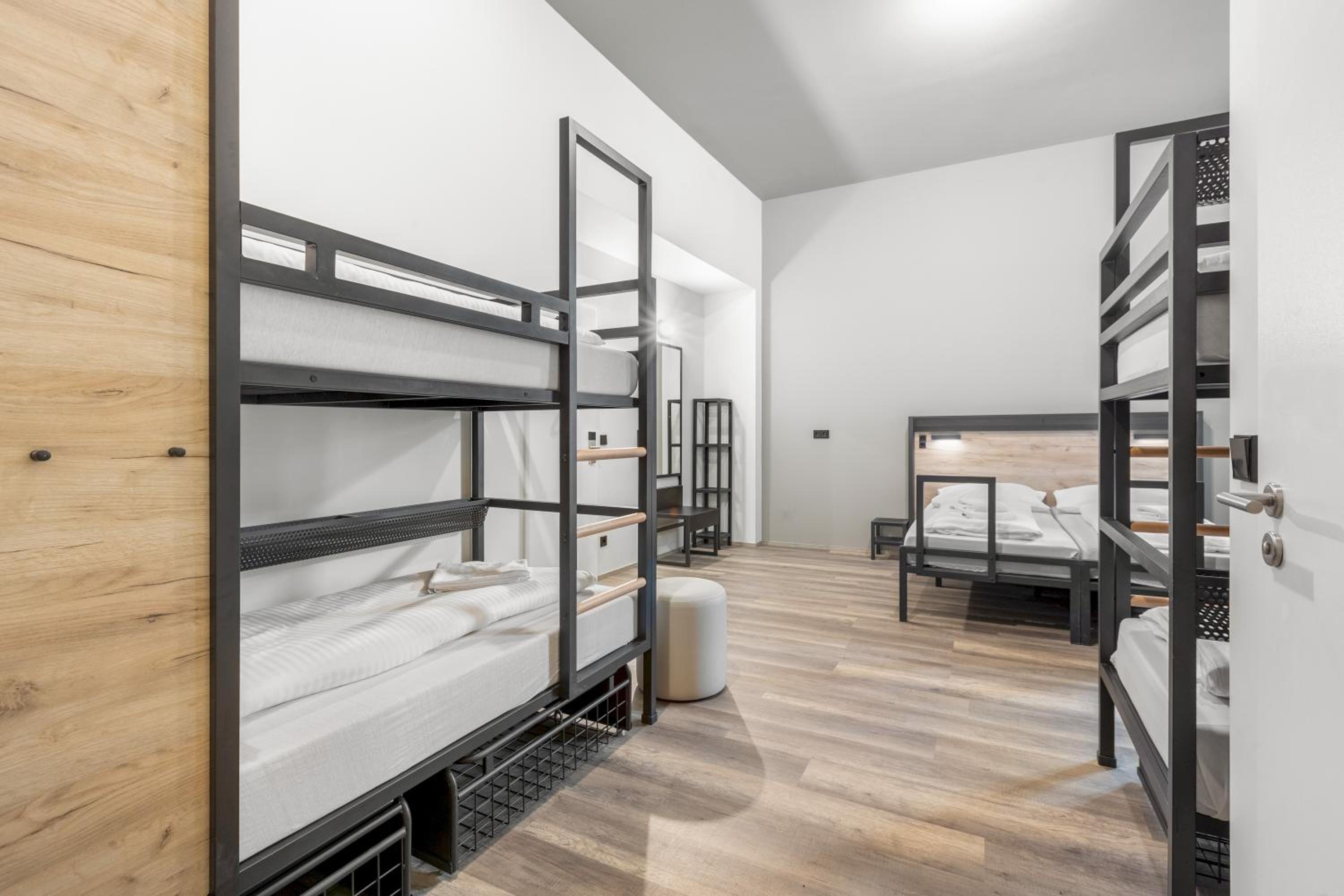 Six-Bed Room - Photo 1
