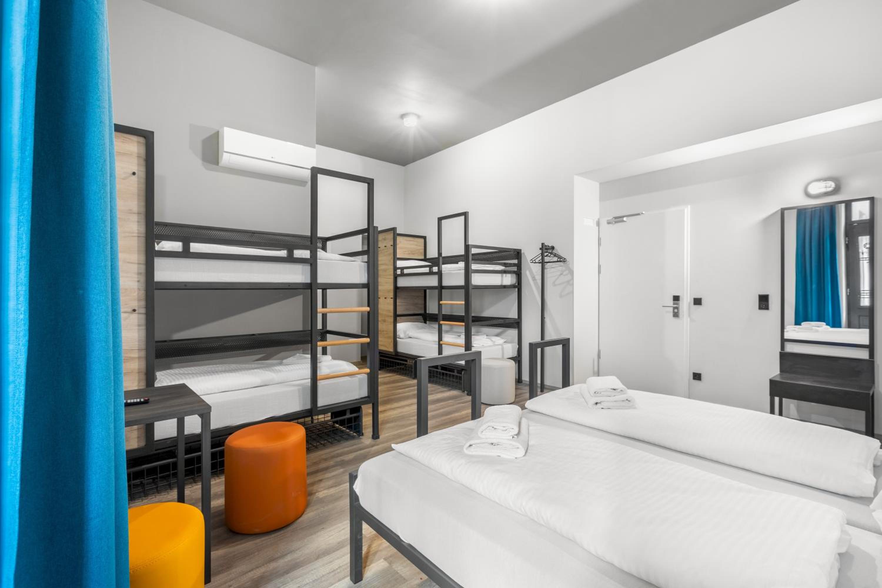 Six-Bed Room - Photo 2