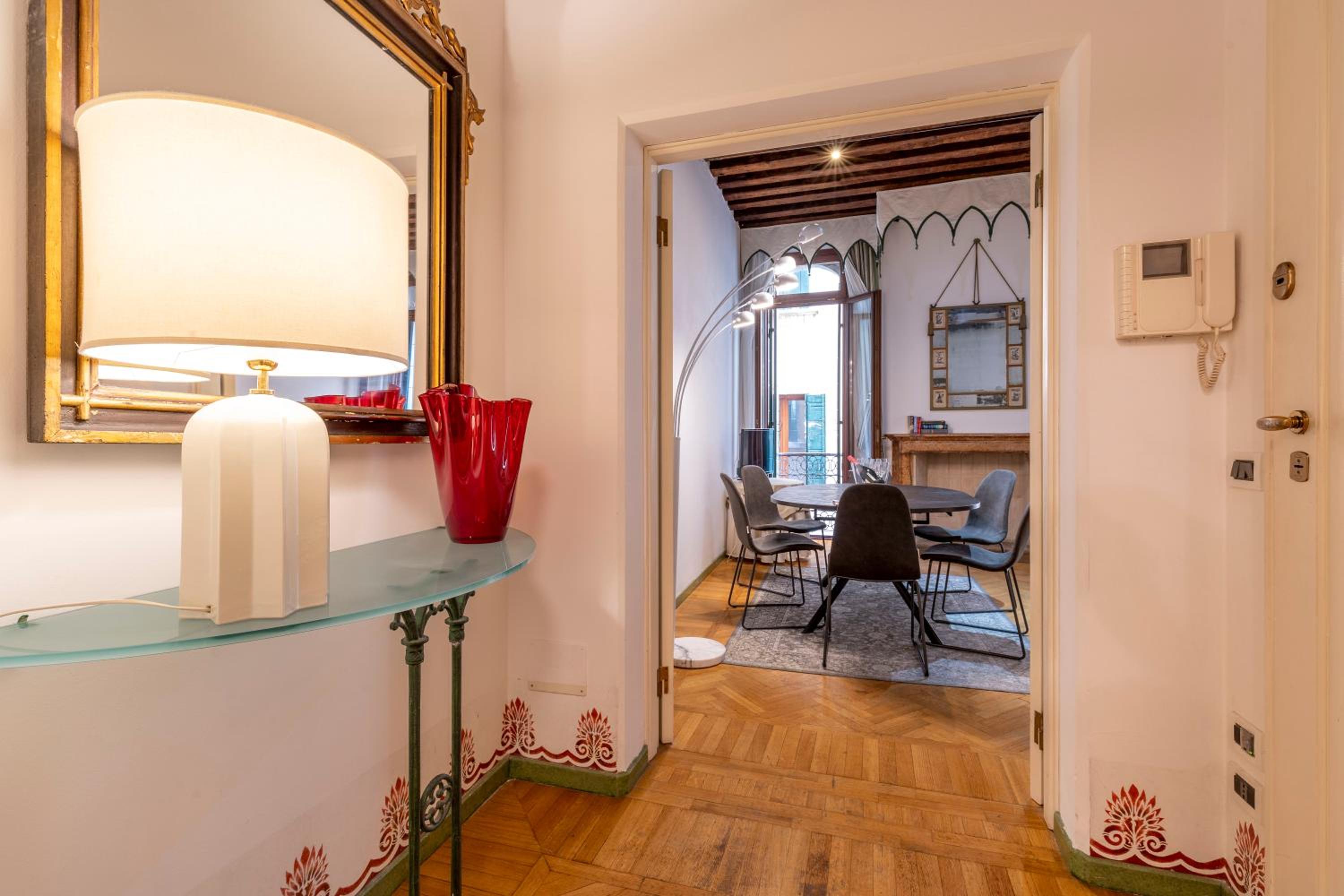 Two-Bedroom Apartment with 3 Bathrooms photo 2
