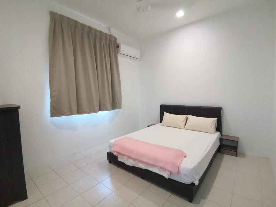Three-Bedroom House photo 3