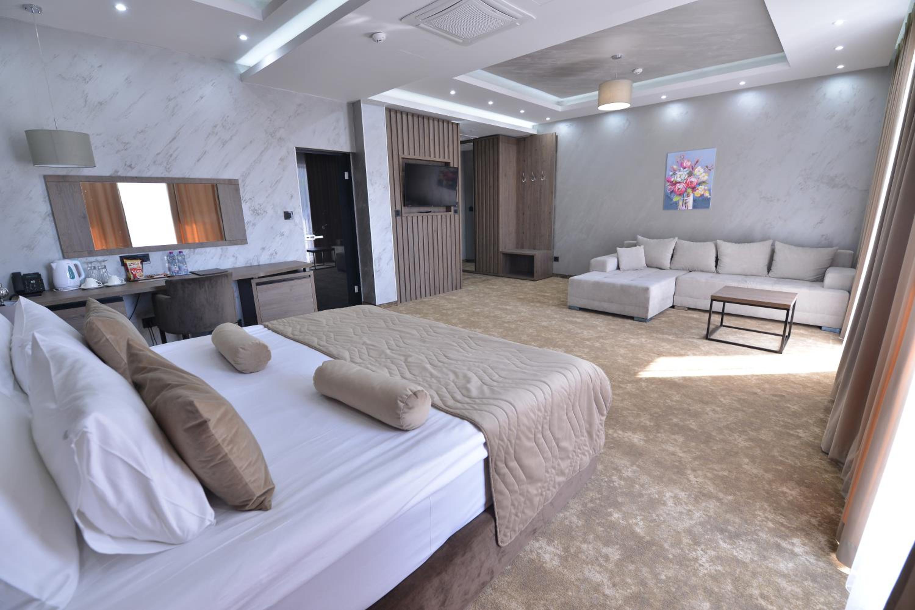 Deluxe Double Room with Extra Bed - Photo 2