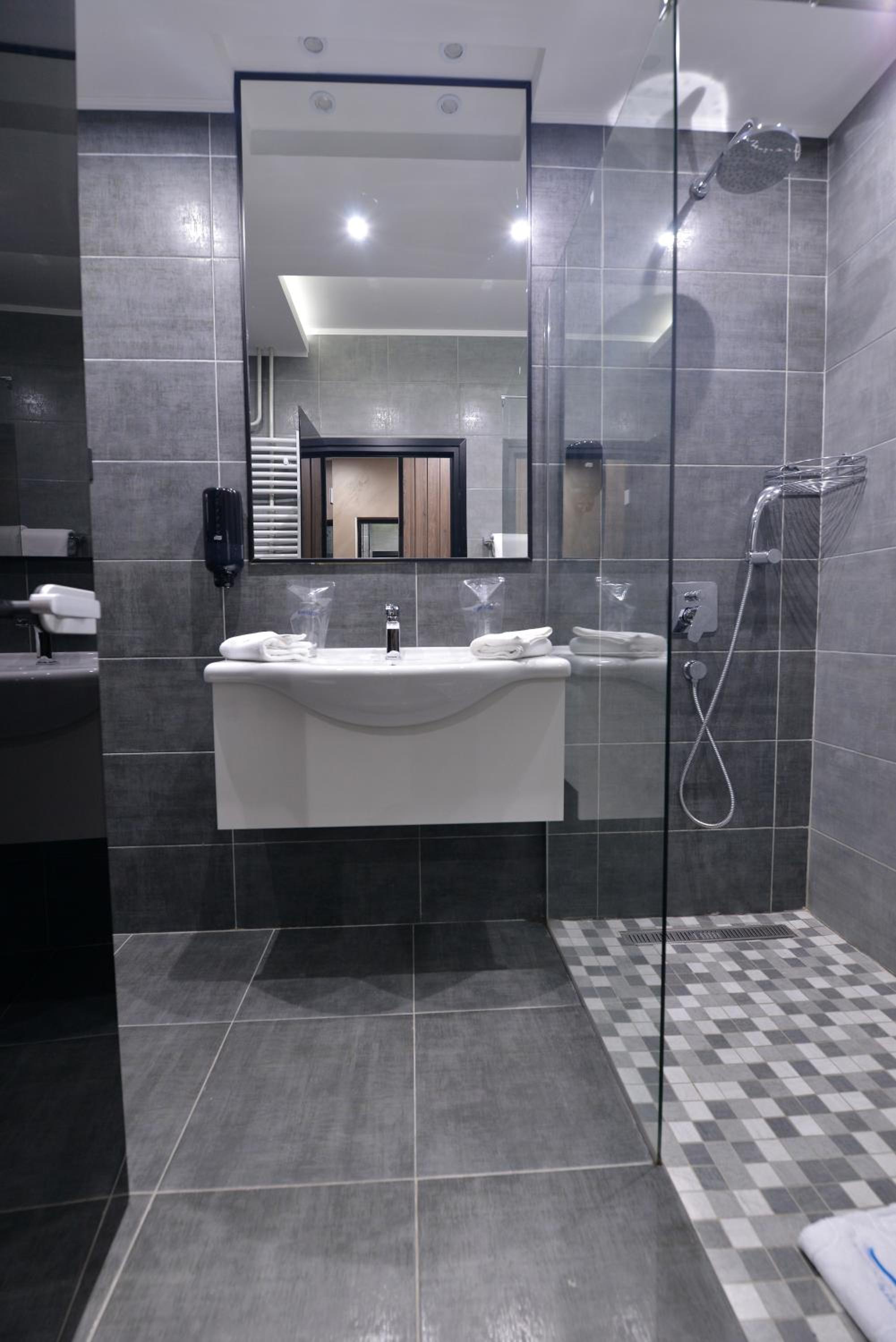 Deluxe Double Room with Extra Bed - Photo 4