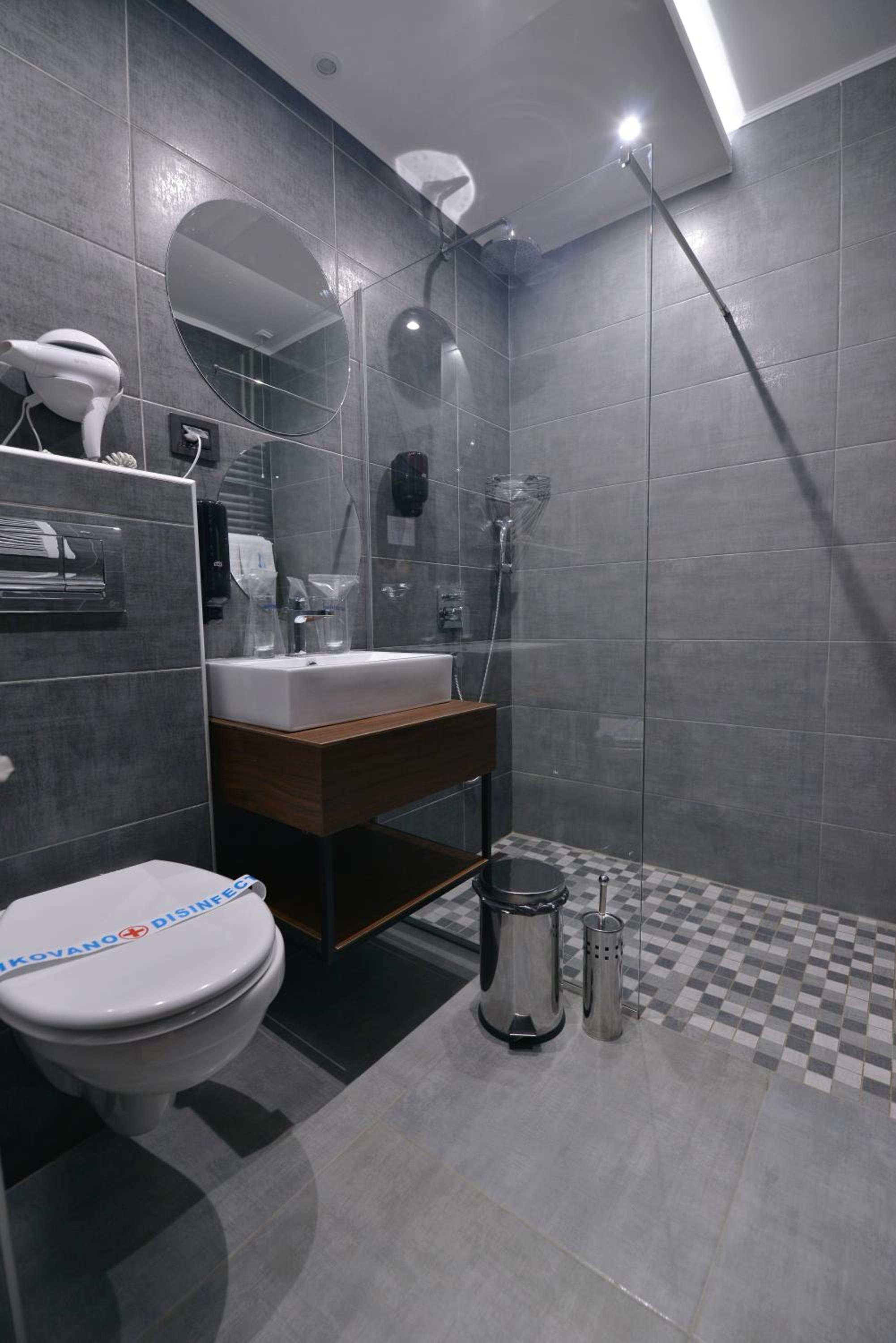 Deluxe Double Room with Extra Bed - Photo 5