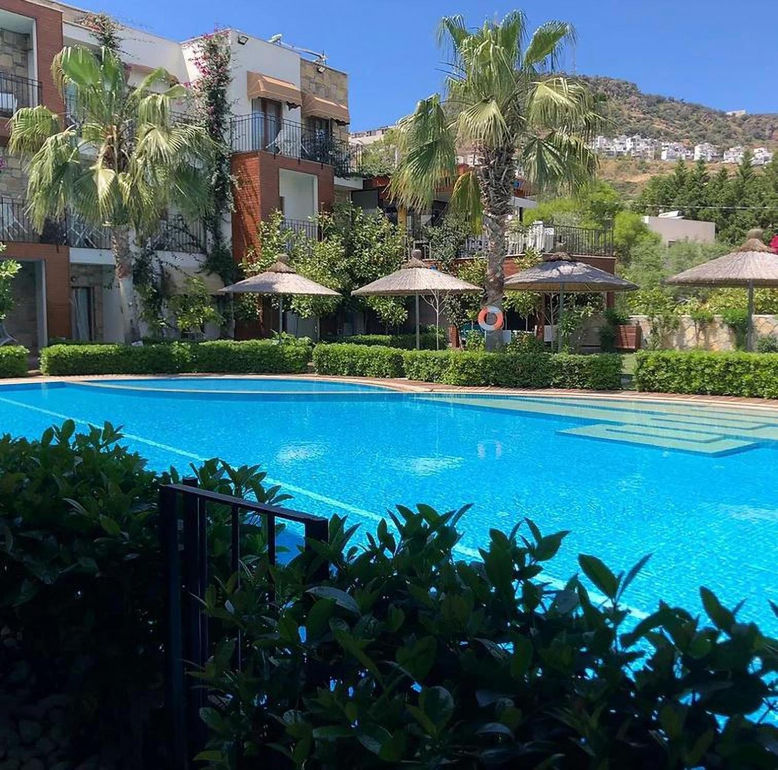 Deluxe Double or Twin Room with Pool Access photo 2