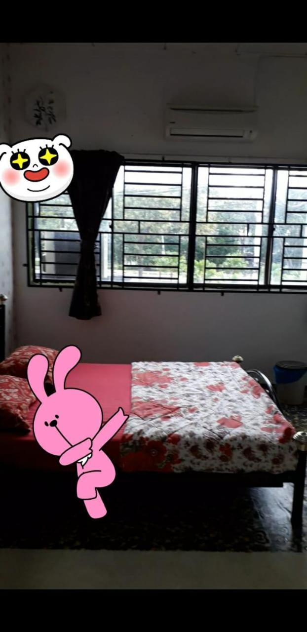 Three-Bedroom House photo 3