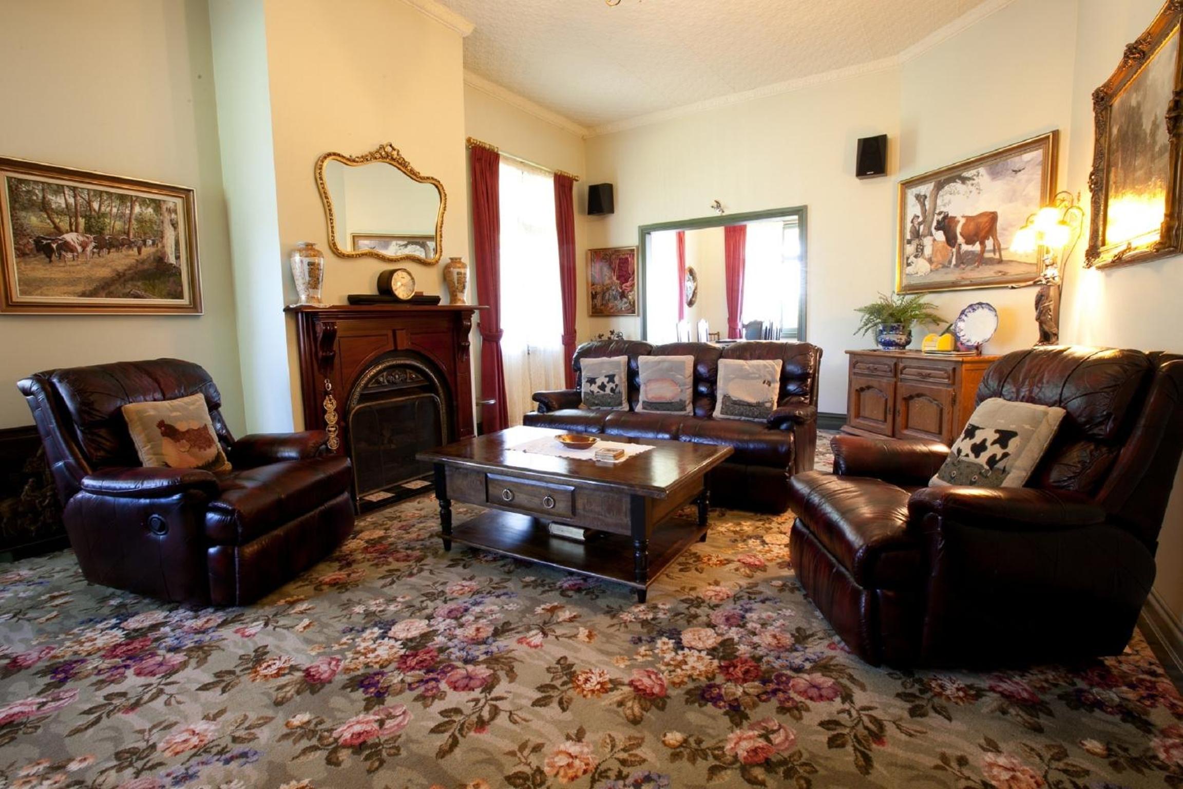 Three-Bedroom House photo 3