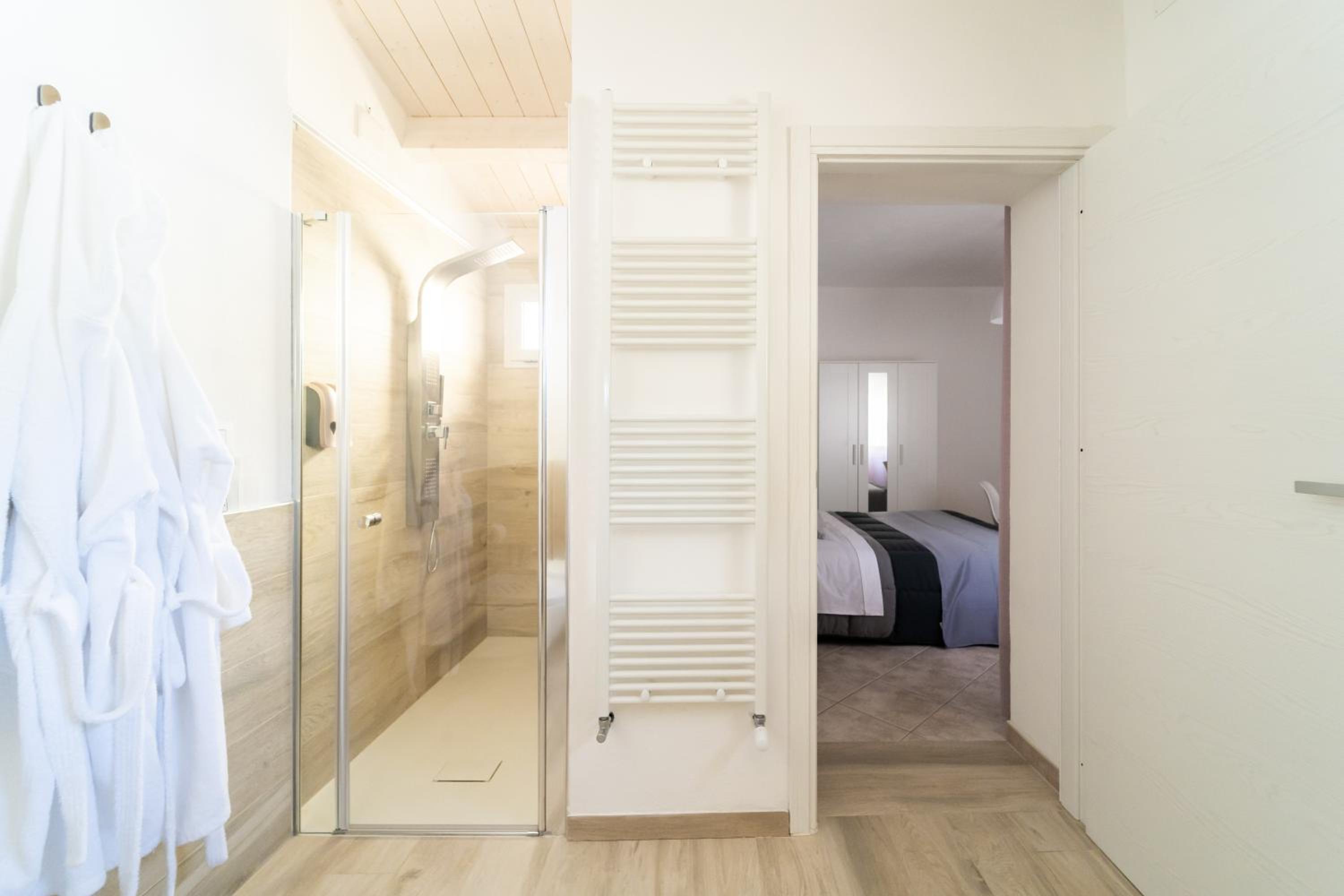 Deluxe King Room - Photo 2