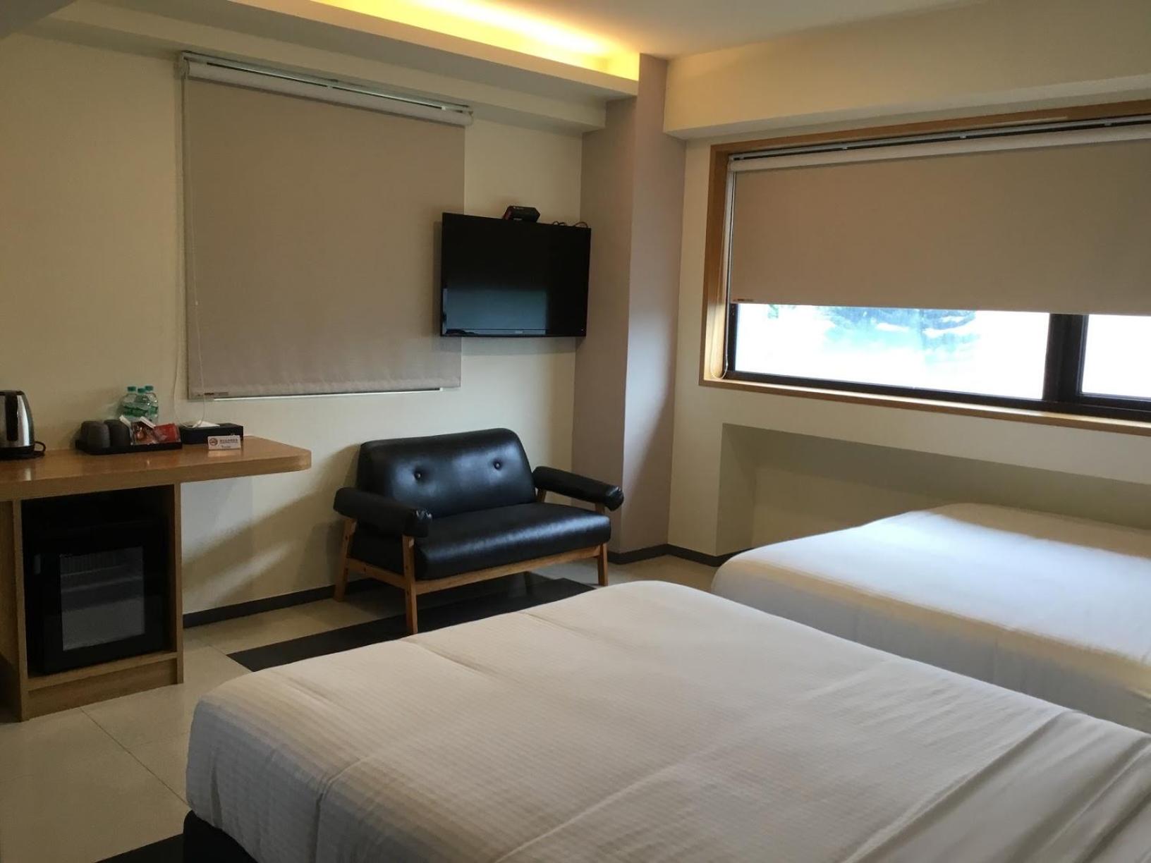 Standard Queen Room with Two Queen Beds photo 3