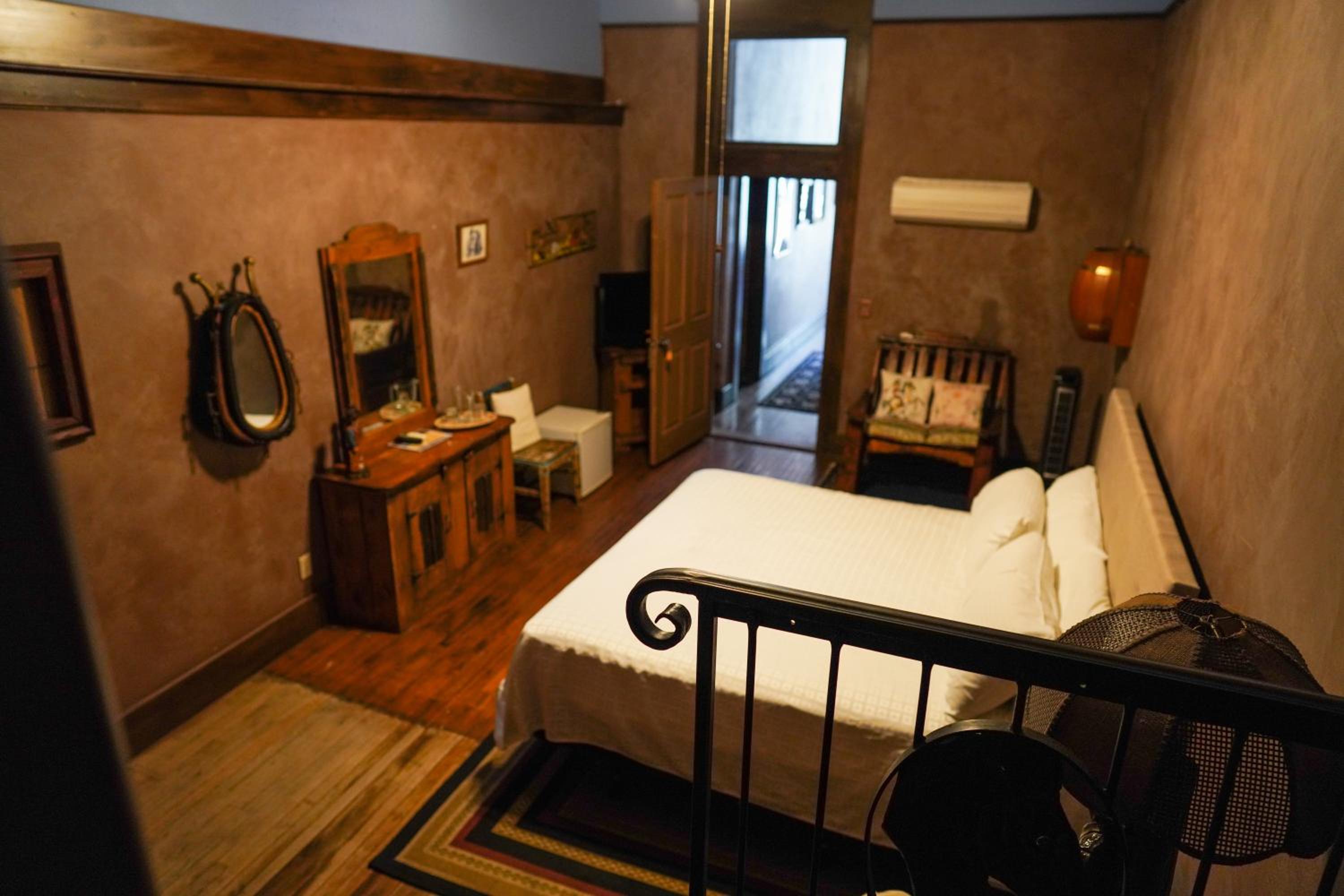 Deluxe Queen Suite photo 1