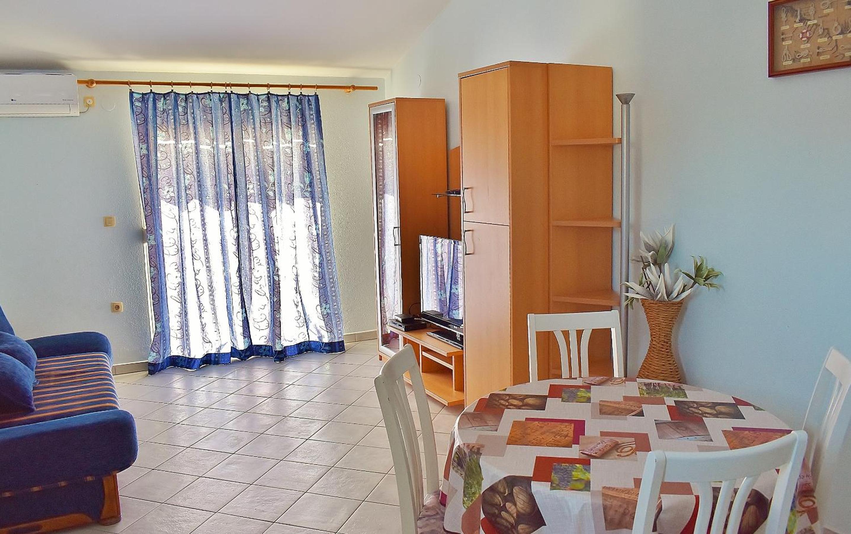 Apartment with Balcony - Photo 23