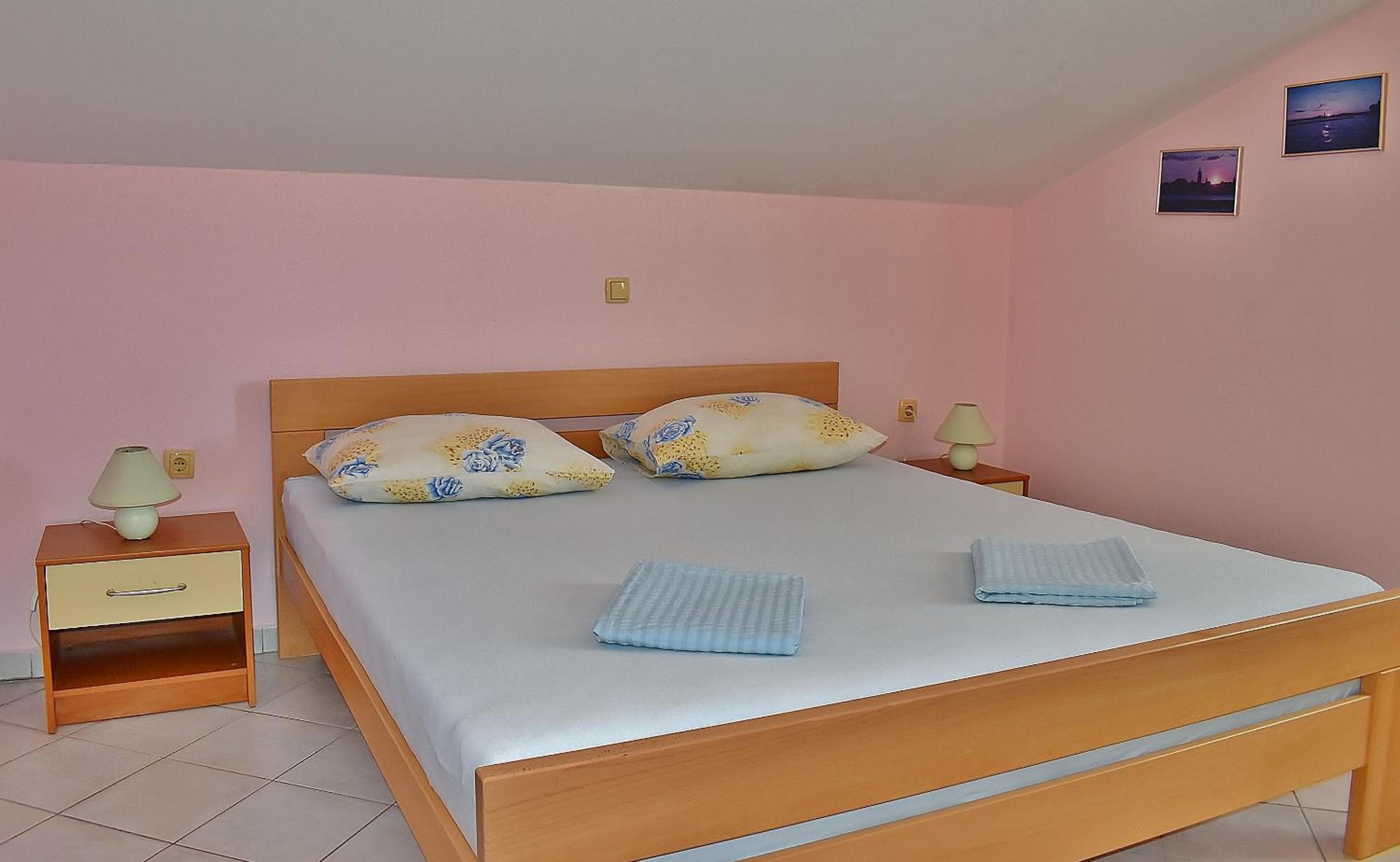 Apartment with Balcony - Photo 10